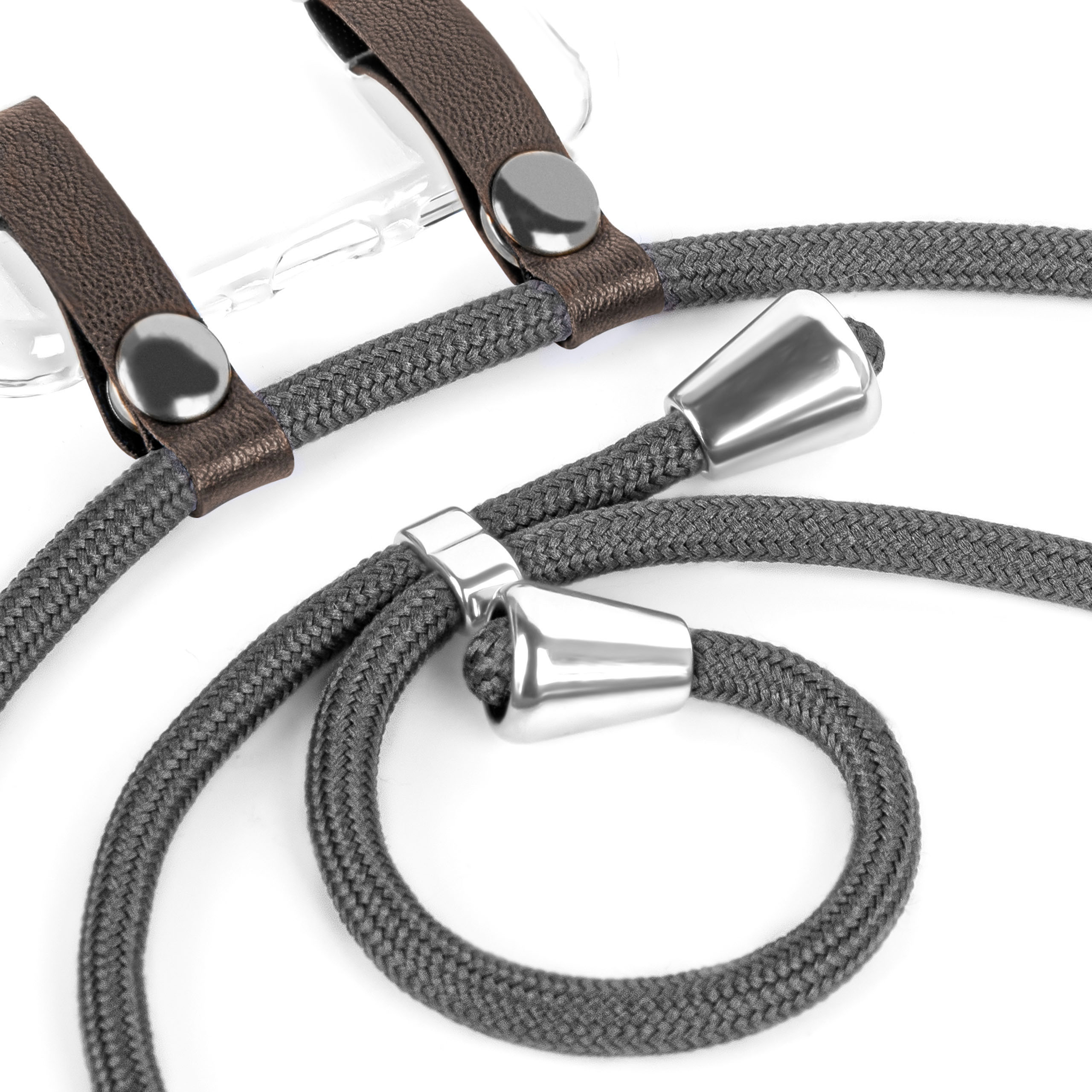 Nahaufnahme eines grauen Handybandes mit Lederriemen und silberner Hardware auf Weiß.