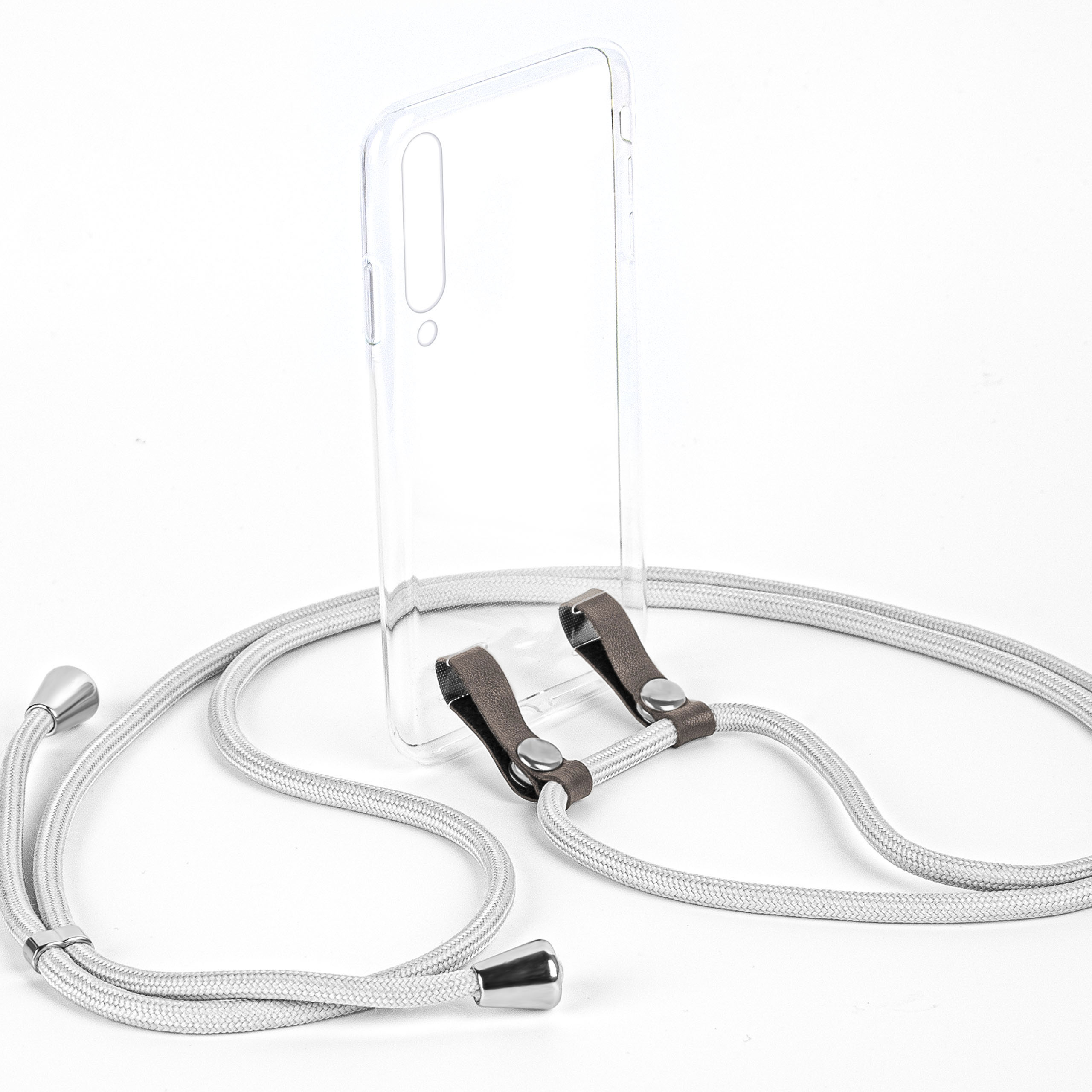 Eine transparente Handyhülle mit einem silbernen Telefonriemen, braunen Lederbefestigungen, vor weißem Hintergrund.