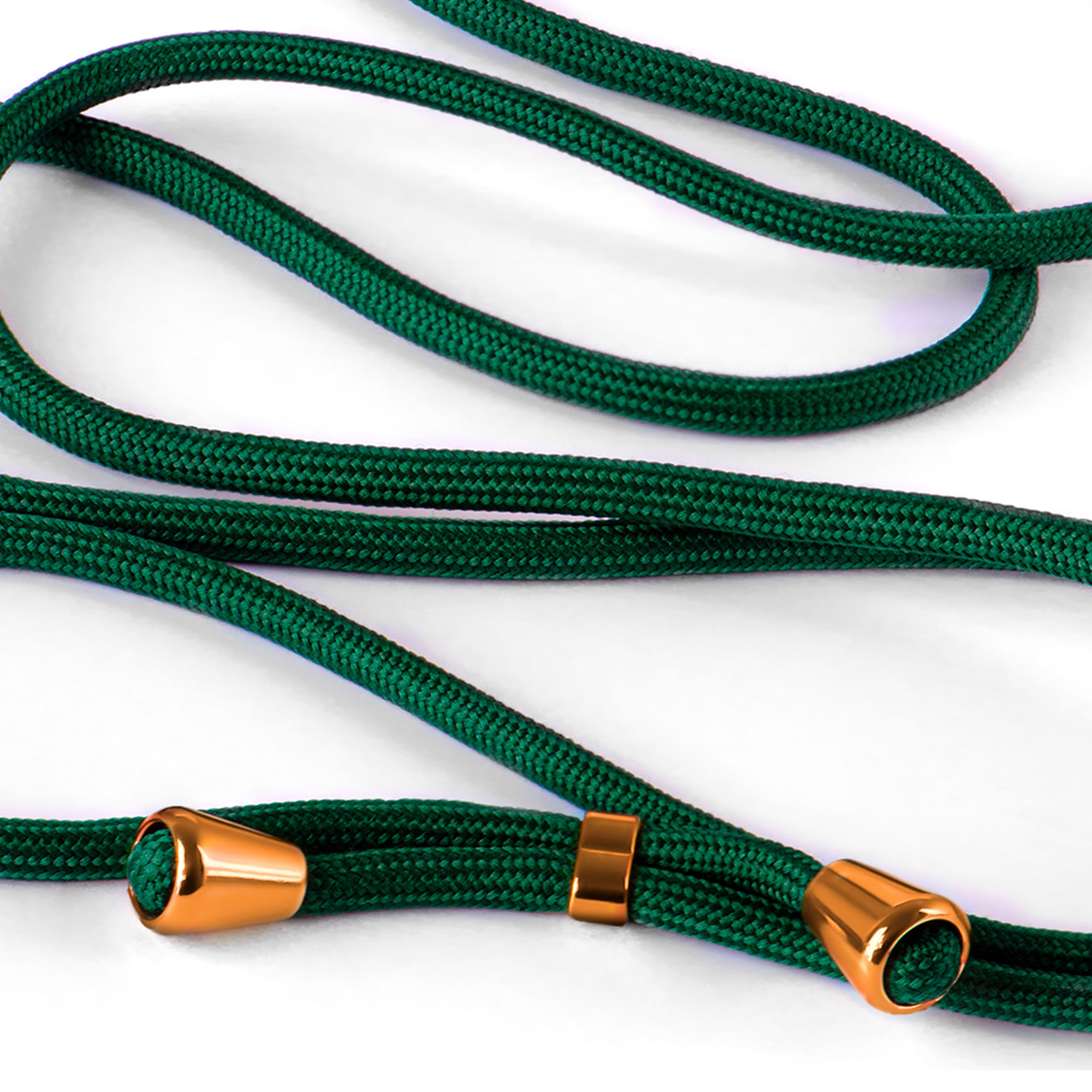 Grünes Telefon-Lanyard mit goldenen Akzenten und Hardware auf weißem Hintergrund. Nahaufnahme.