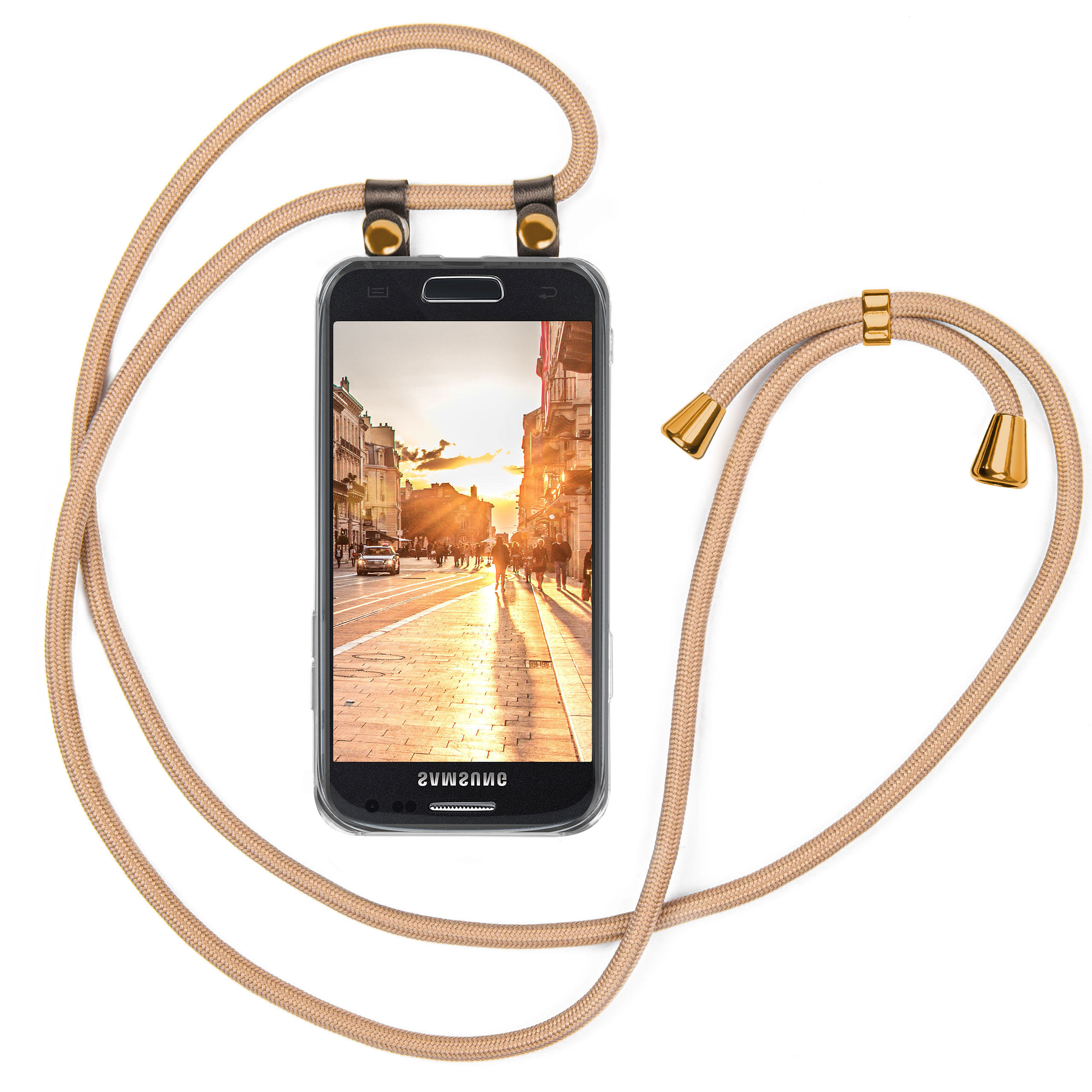Smartphone mit Umhängeband, das eine Stadtstraße bei Sonnenuntergang zeigt, vor weißem Hintergrund.