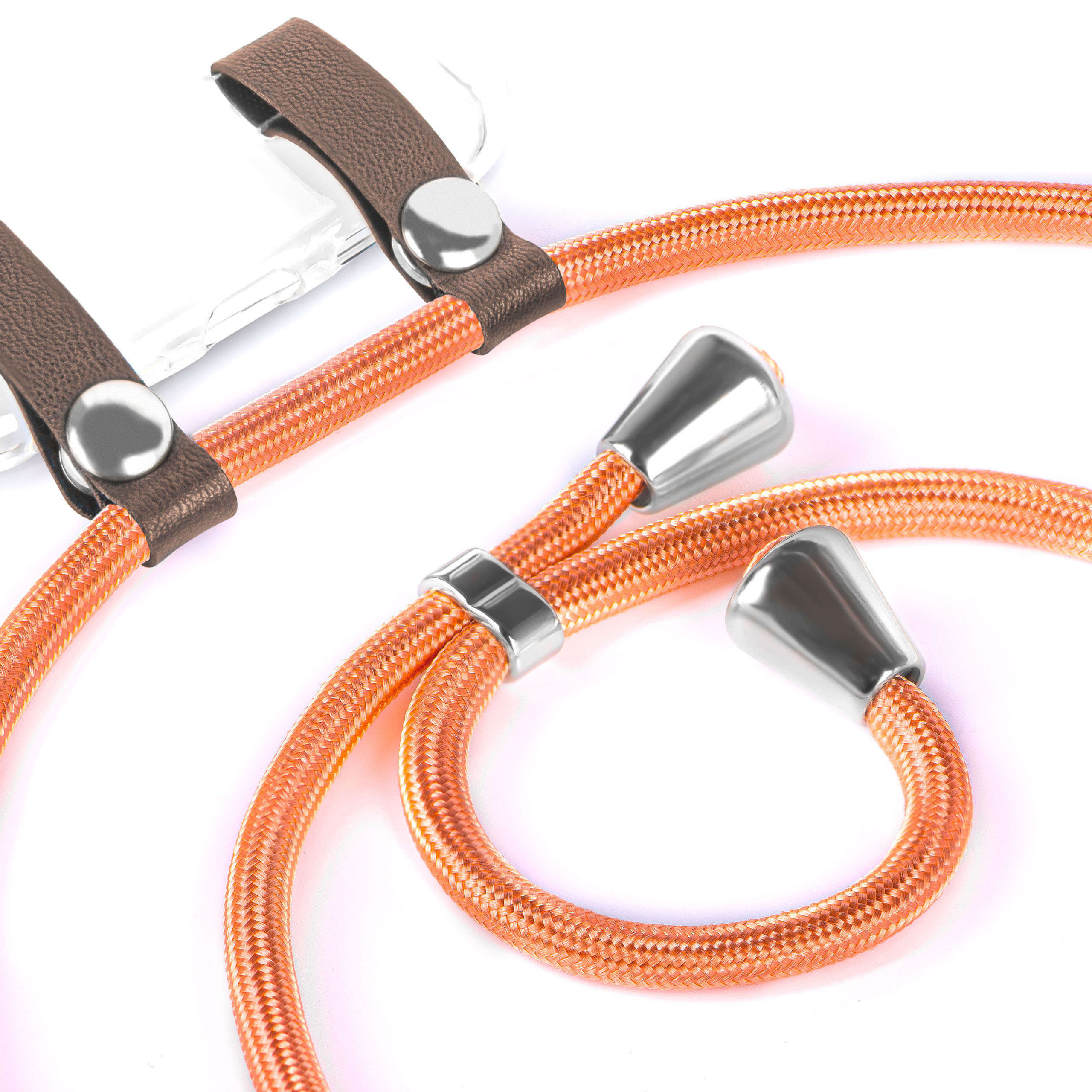 Nahaufnahme eines orangenen Handybandes mit braunen Lederbefestigungen und silbernen Metallakzenten.