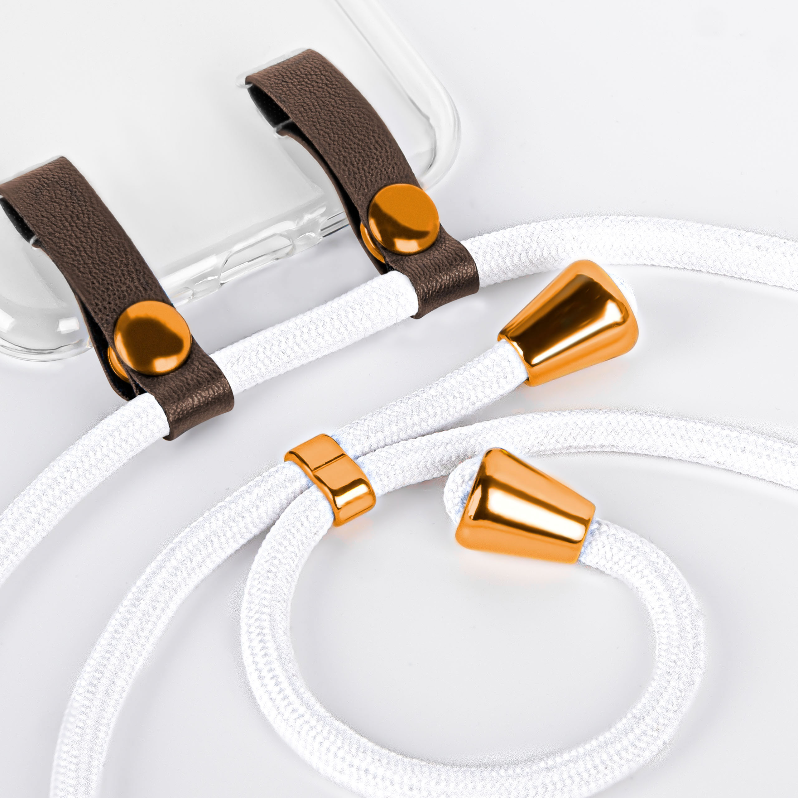 Weißes Telefonkabel mit goldenen Akzenten, braunen Lederbefestigungen auf weißem Hintergrund.
