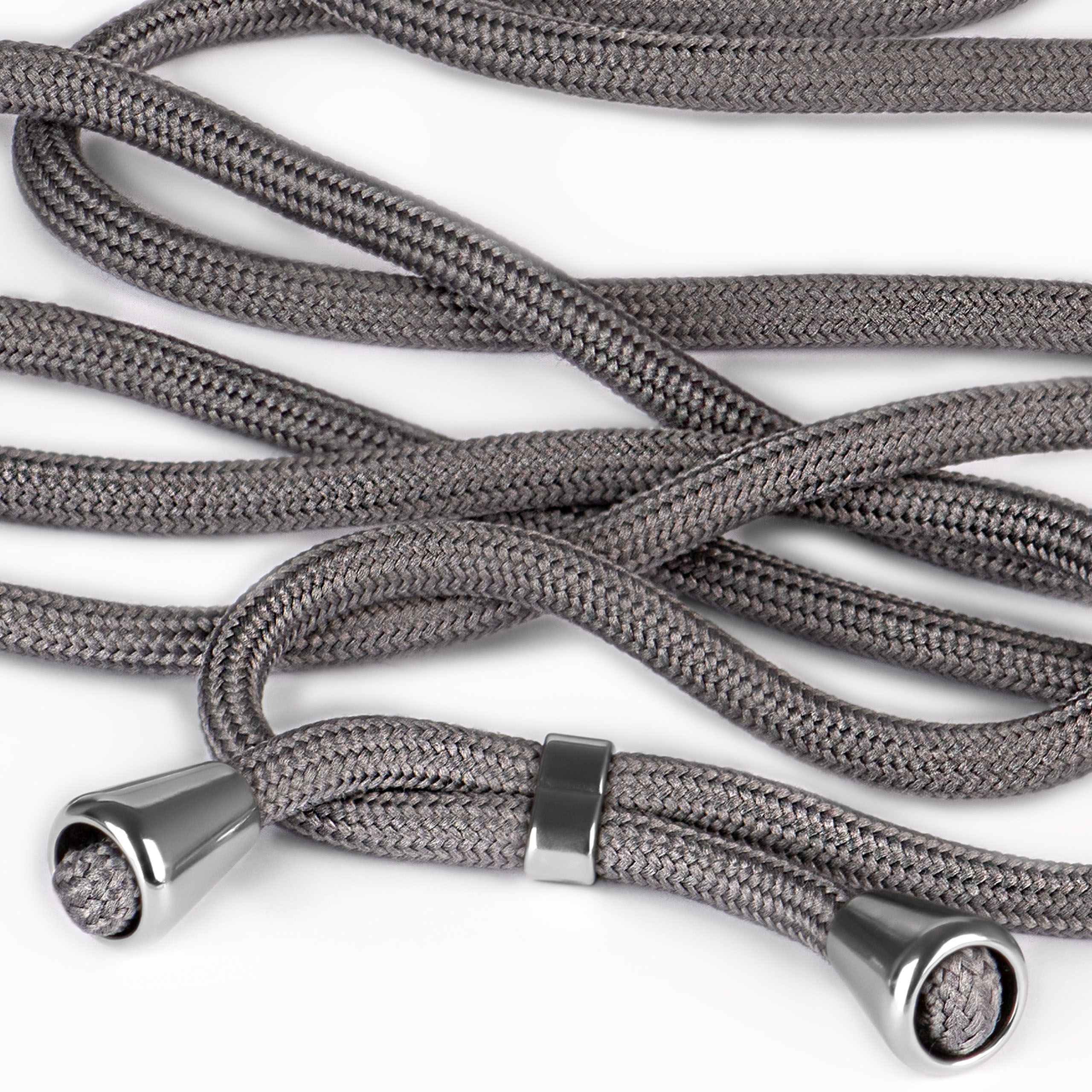 Nahaufnahme eines grauen Handy-Lanyards mit silberfarbener Hardware.