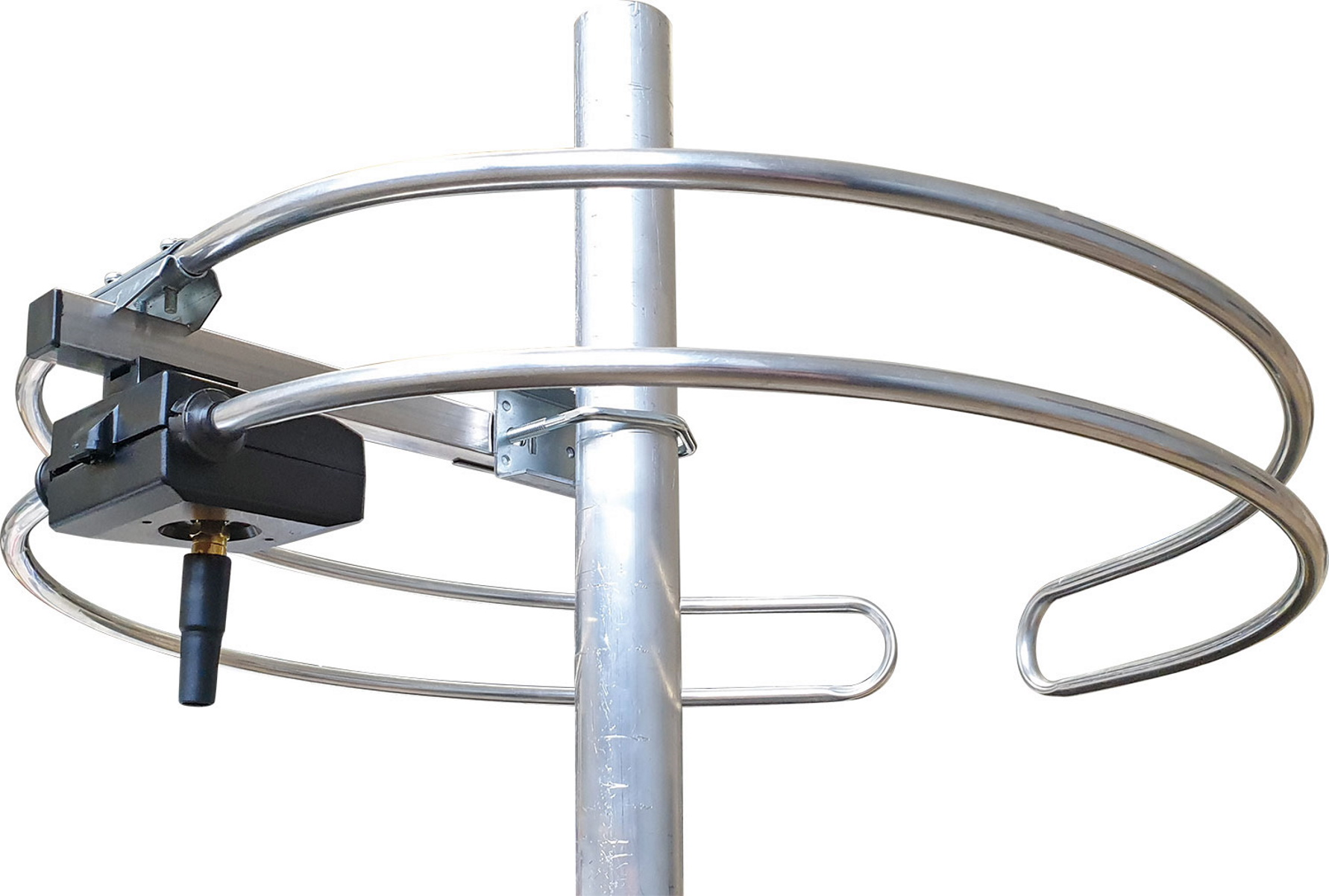 Eine Antenne mit kreisförmigen Elementen ist auf einem Pfahl montiert.