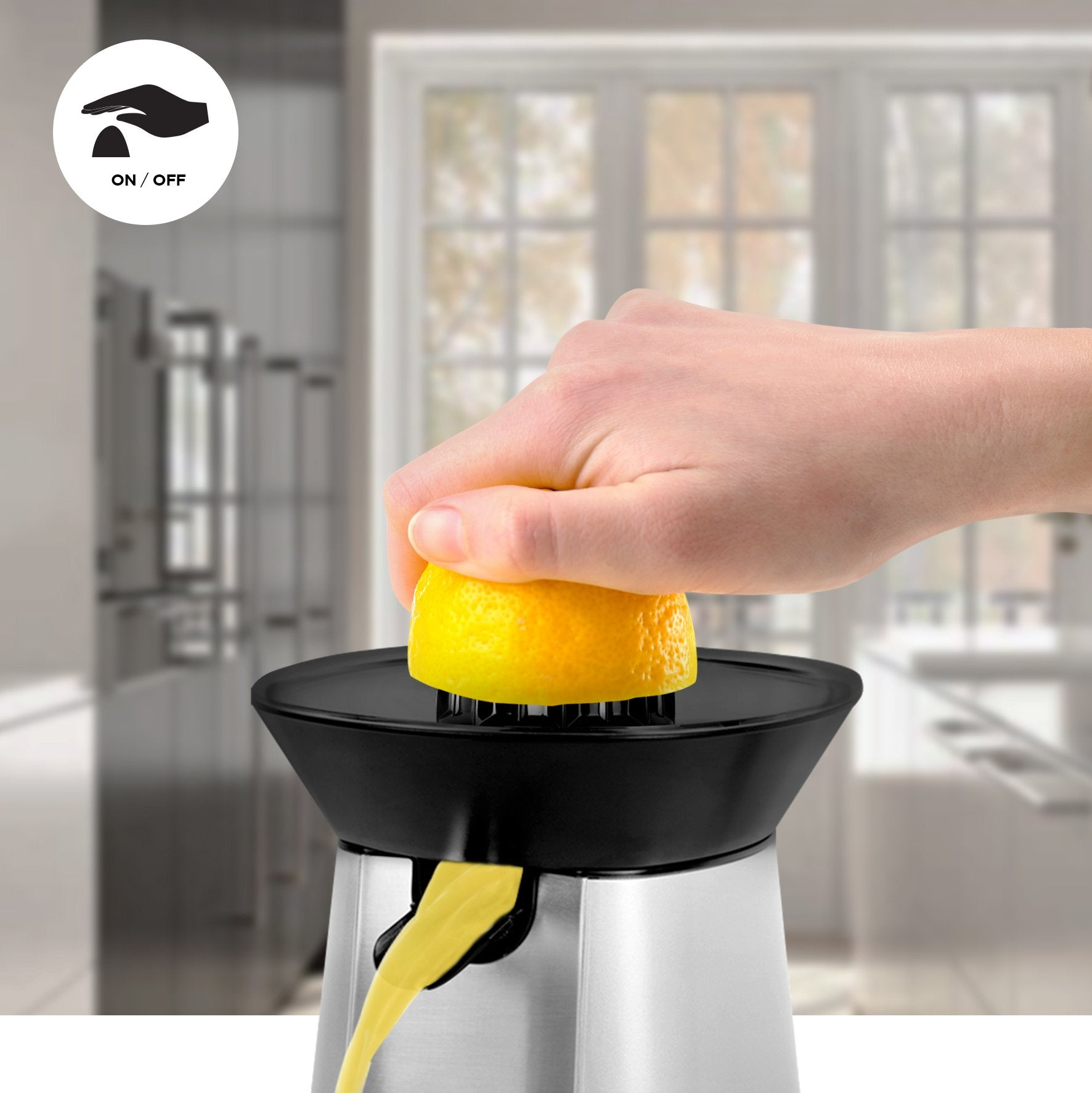 Mano exprimiendo un limón en un exprimidor. El jugo fluye. Cocina y luz en el fondo.