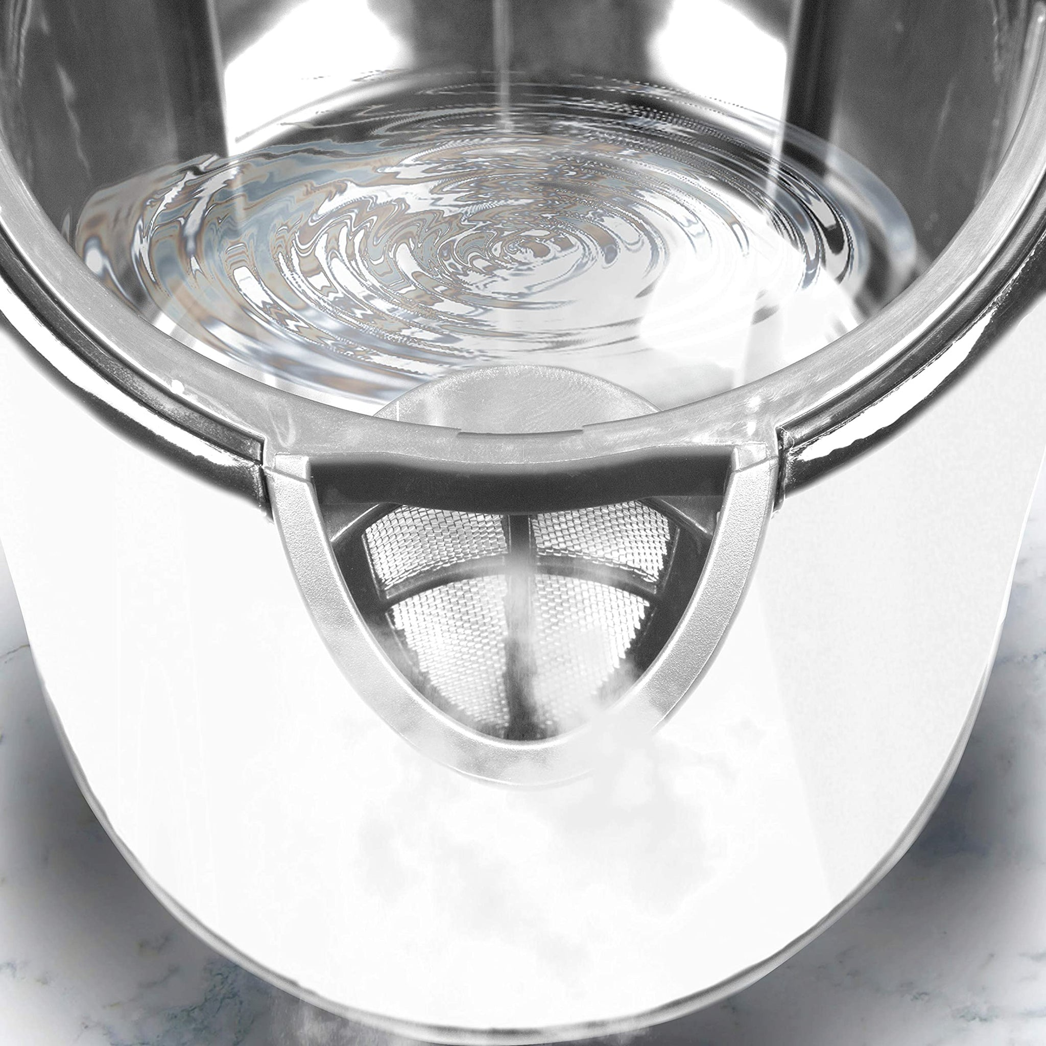 Nahaufnahme eines Wasserkochers mit Wasser. Das Wasser wellt sich, Dampf steigt aus dem Ausguss auf.
