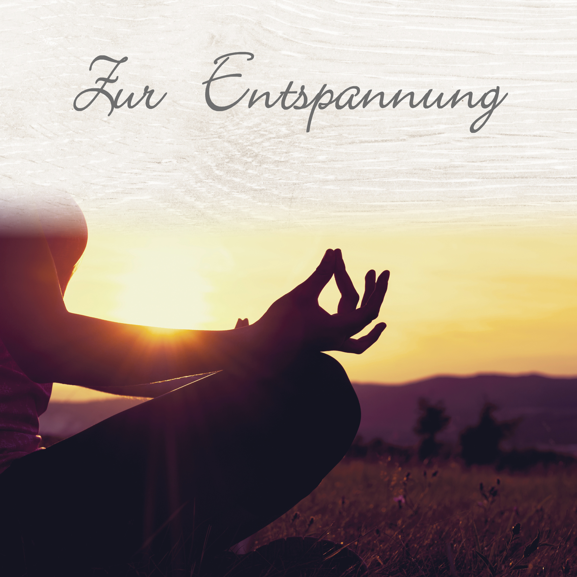 Silhouette einer Person im Lotussitz bei Sonnenuntergang, Hände in Gebetshaltung, mit Text 'Zur Entspannung'.