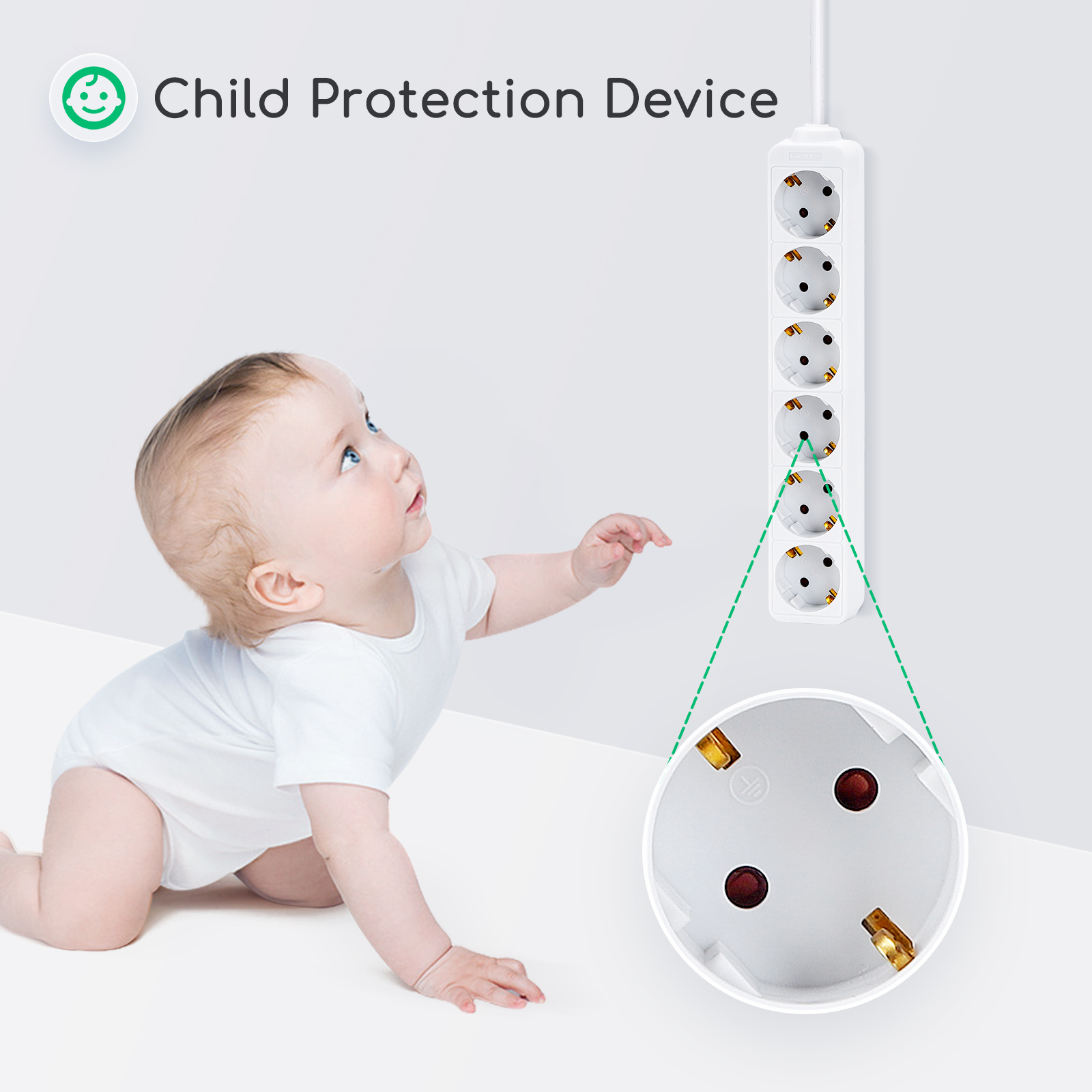 Un bebé mirando hacia un enchufe con un dispositivo de protección infantil.