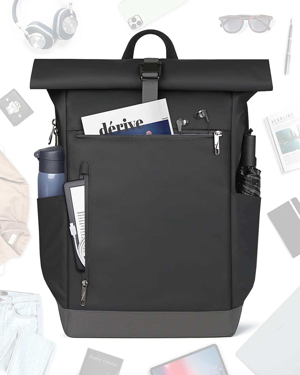 Ein schwarzer Rucksack mit vielen Taschen und Fächern. Es gibt einen Laptop, eine Wasserflasche und andere Gegenstände.