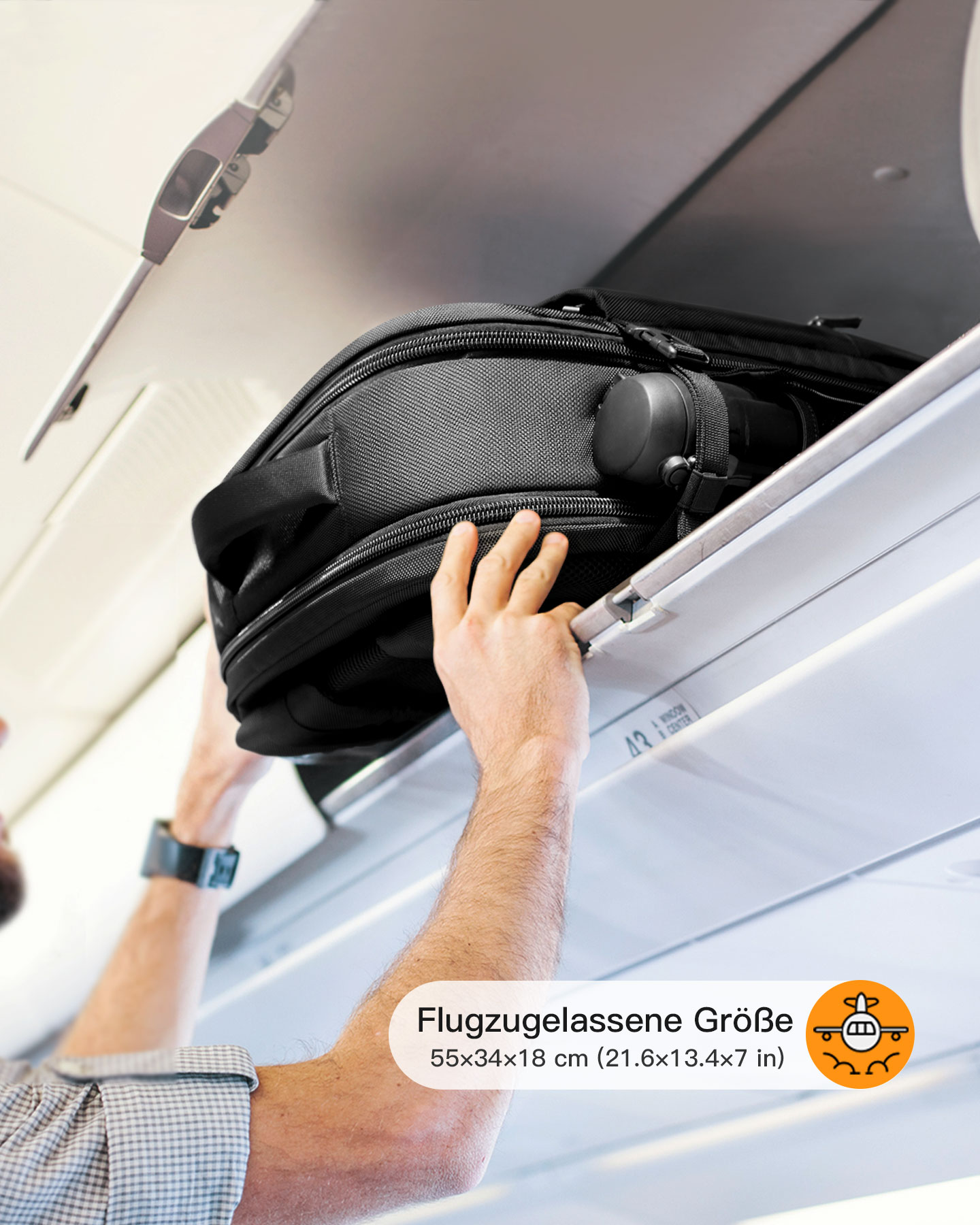 Mann, der eine schwarze Tasche in das Gepäckfach eines Flugzeugs legt. Text: 'Flugzugelassene Größe'.