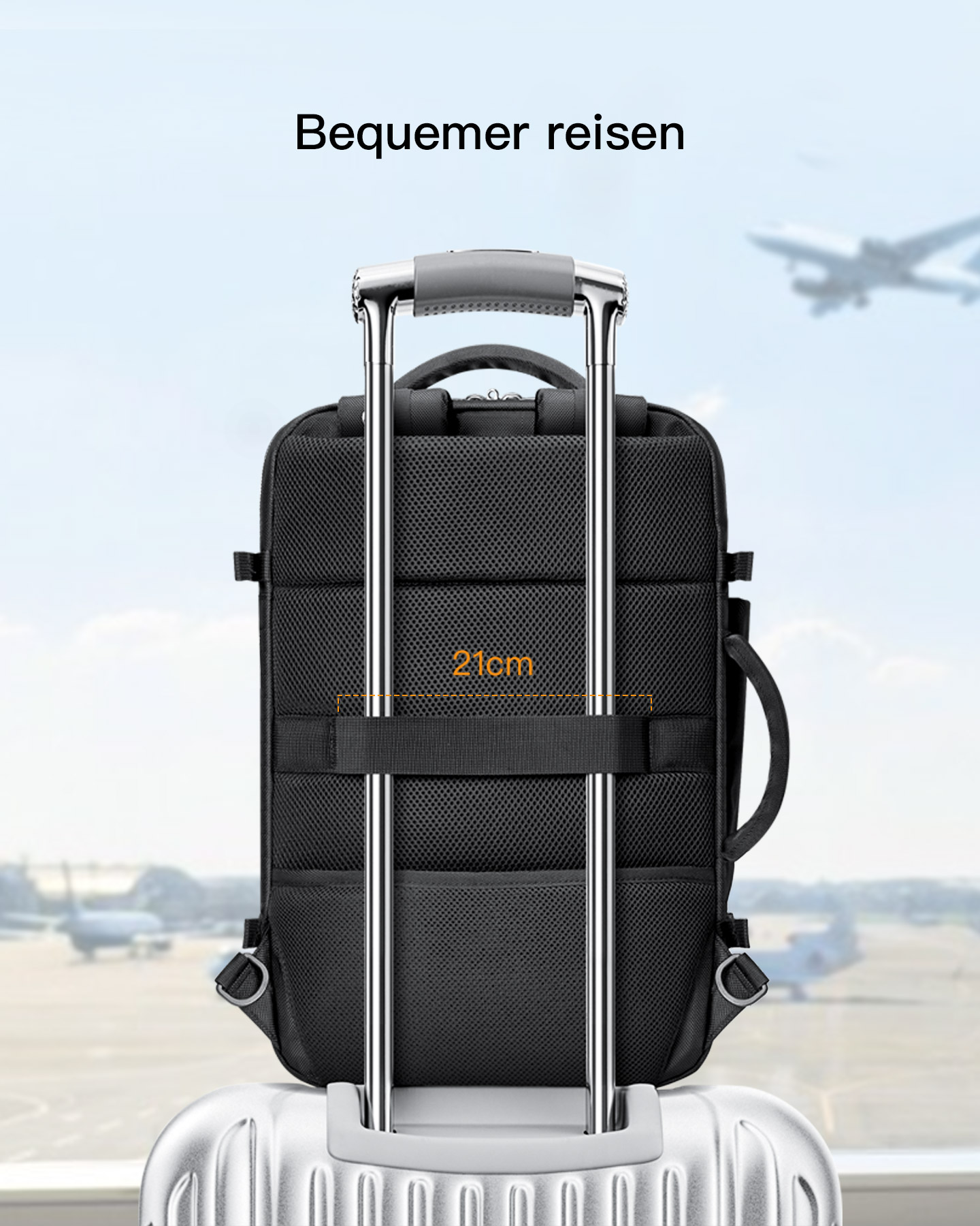 Ein schwarzer Rucksack auf einem silbernen Gepäckgriff, mit Text 'Bequemer reisen'.