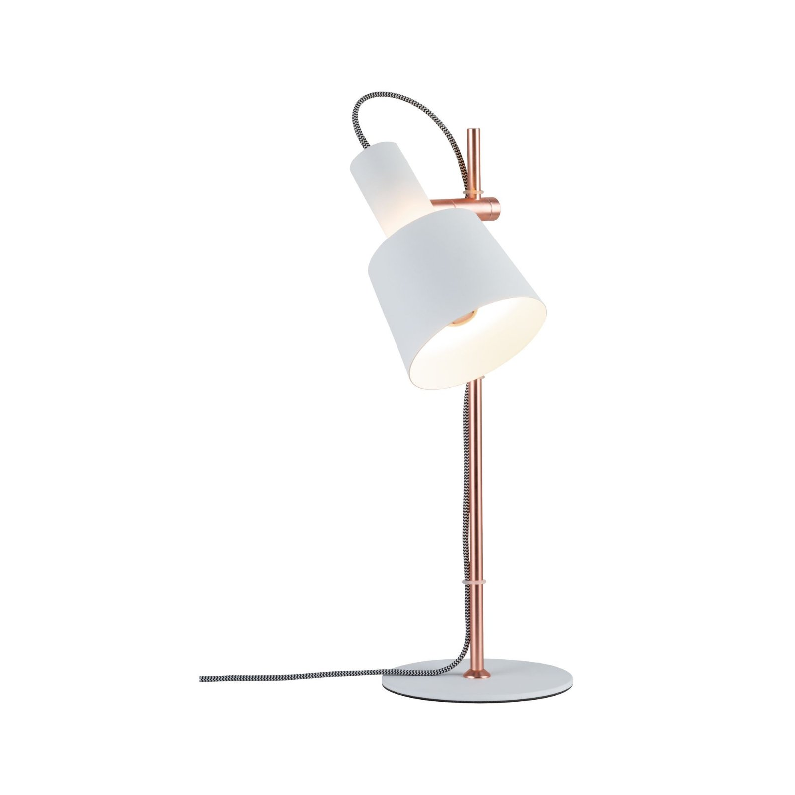 Lampada da scrivania bianca e ramata con paralume conico. È su una base bianca.