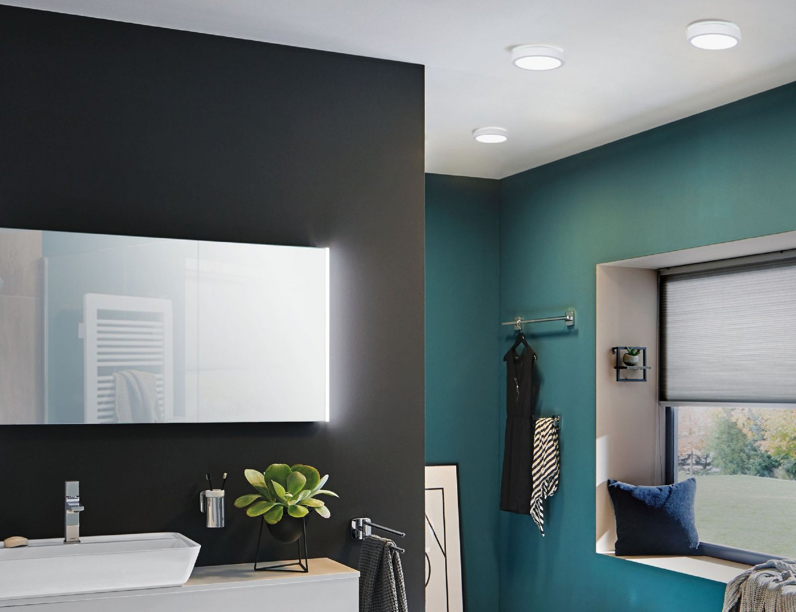 Nowoczesna łazienka z lustrem, umywalką, prysznicem i oknem.