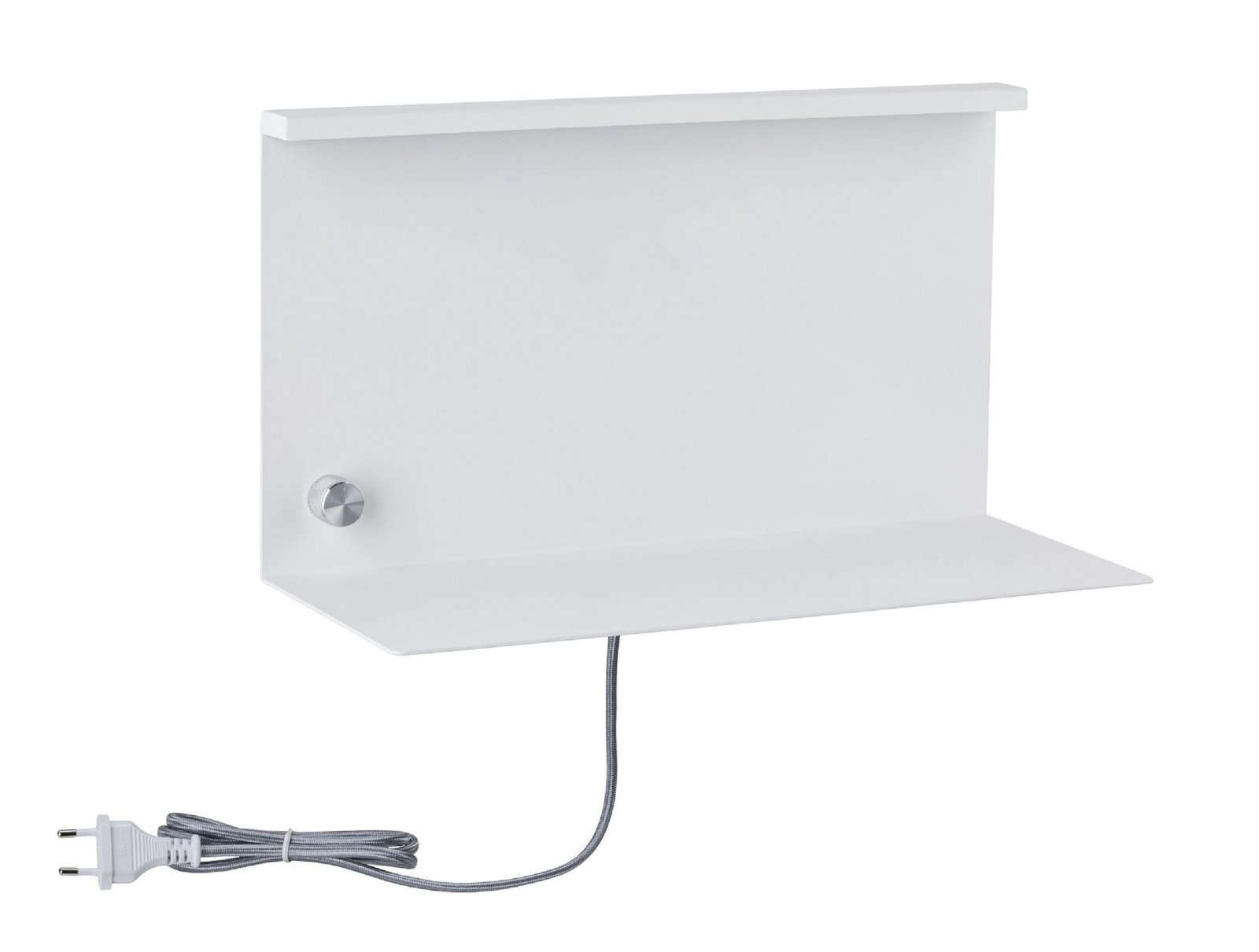 Weißes Wandregal mit silbernem Knopf und Netzkabel. Der Hintergrund ist weiß.