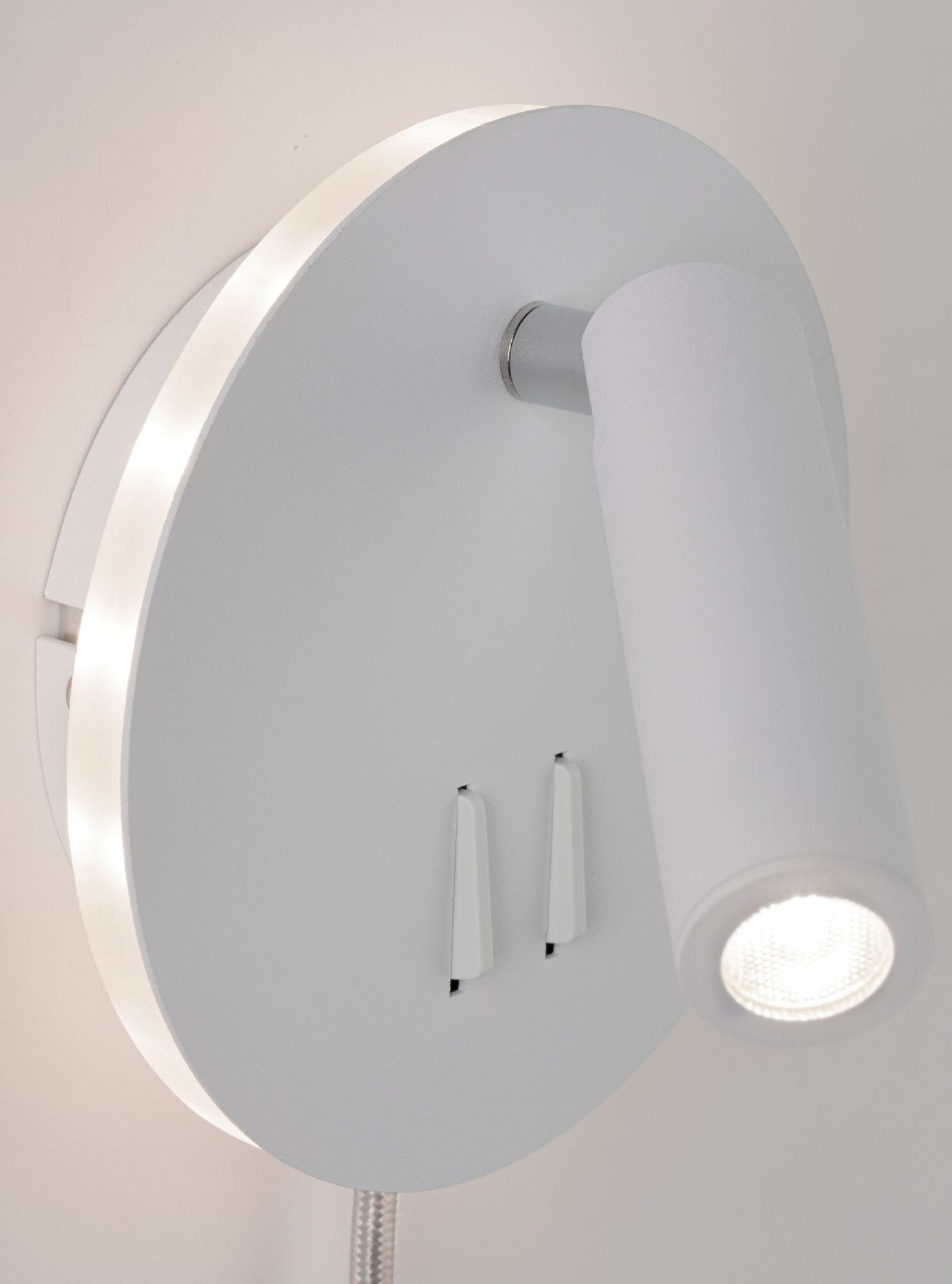 Weiße Wandleuchte mit rundem Sockel und zylindrischem Licht. Zwei kleine Schalter darunter.
