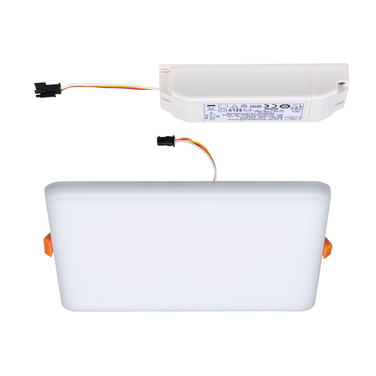 Un apparecchio di illuminazione rettangolare bianco con due fili neri. È su sfondo bianco.