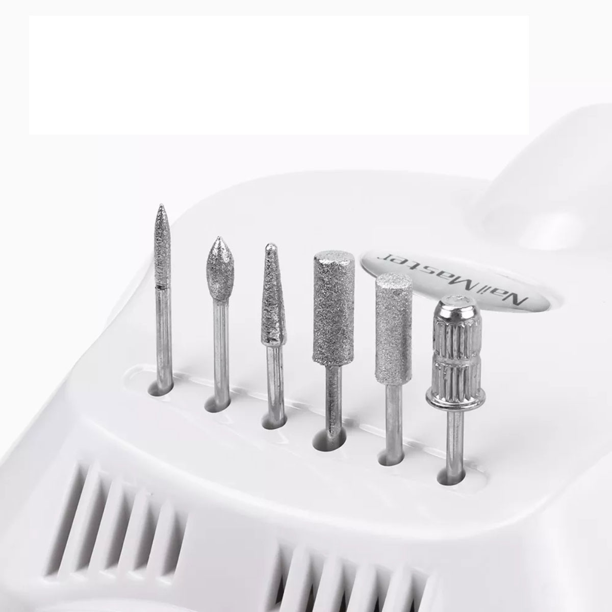 Brocas para uñas de varias formas dispuestas sobre una superficie blanca.