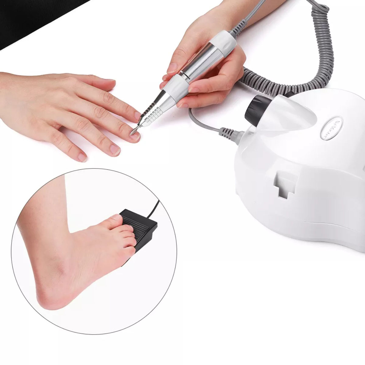 Una mano con taladro de uñas, otra con uña manicurada y un pie con pedal.