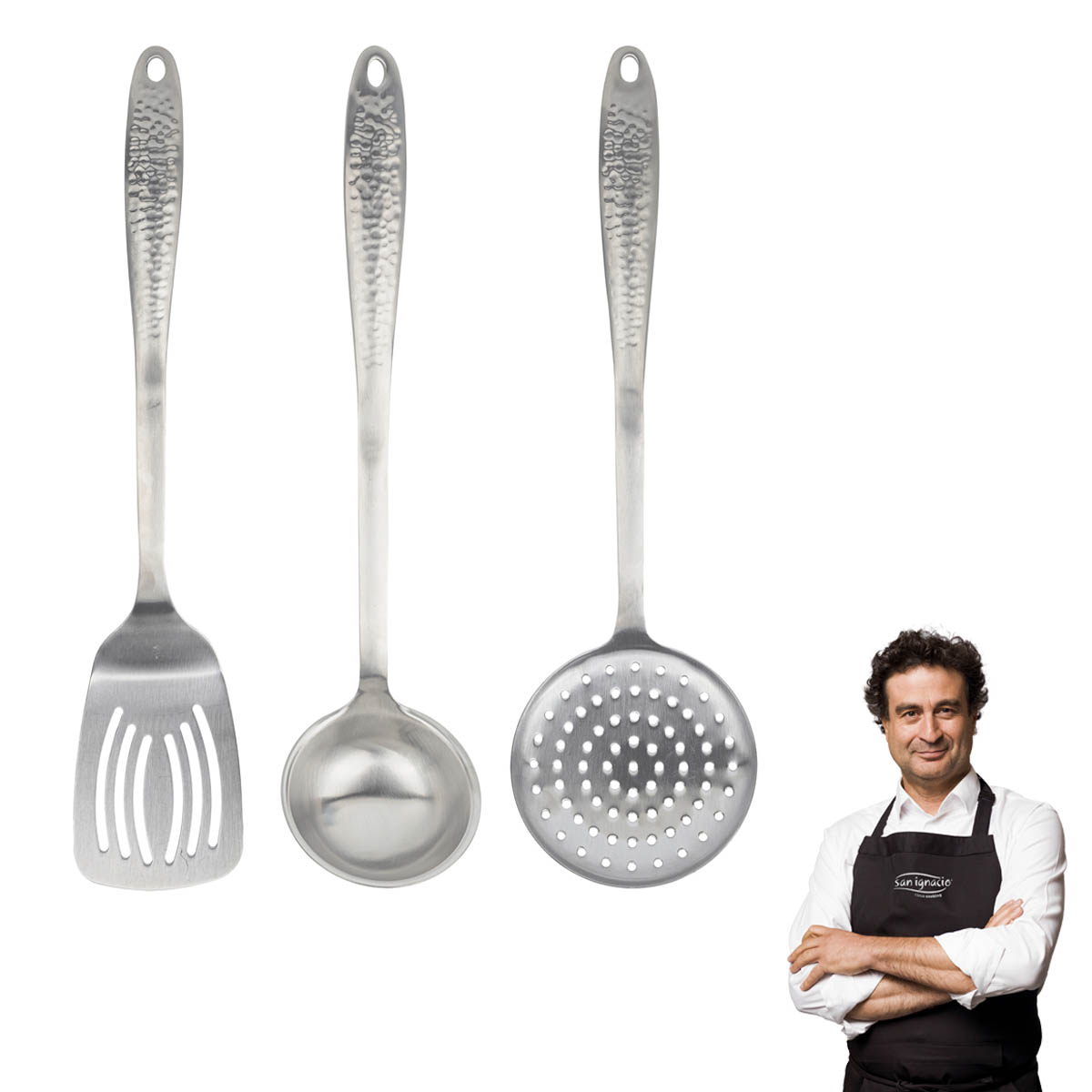 Tres utensilios de cocina y un hombre sonriendo con delantal. Incluye espátula, cuchara y espumadera.