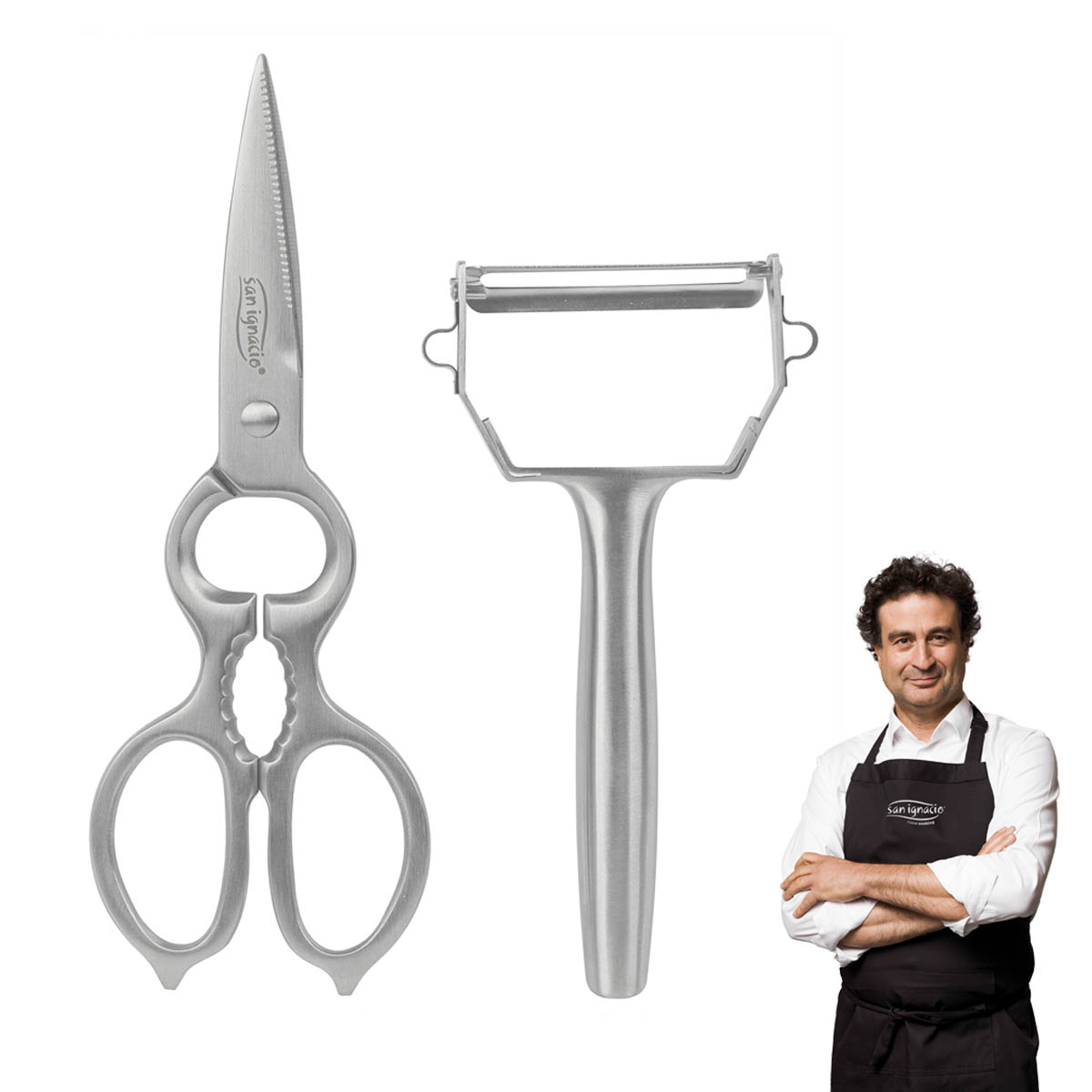 Tijeras y pelador de cocina plateados. Un chef está a la derecha, sonriendo, sosteniendo un delantal blanco.