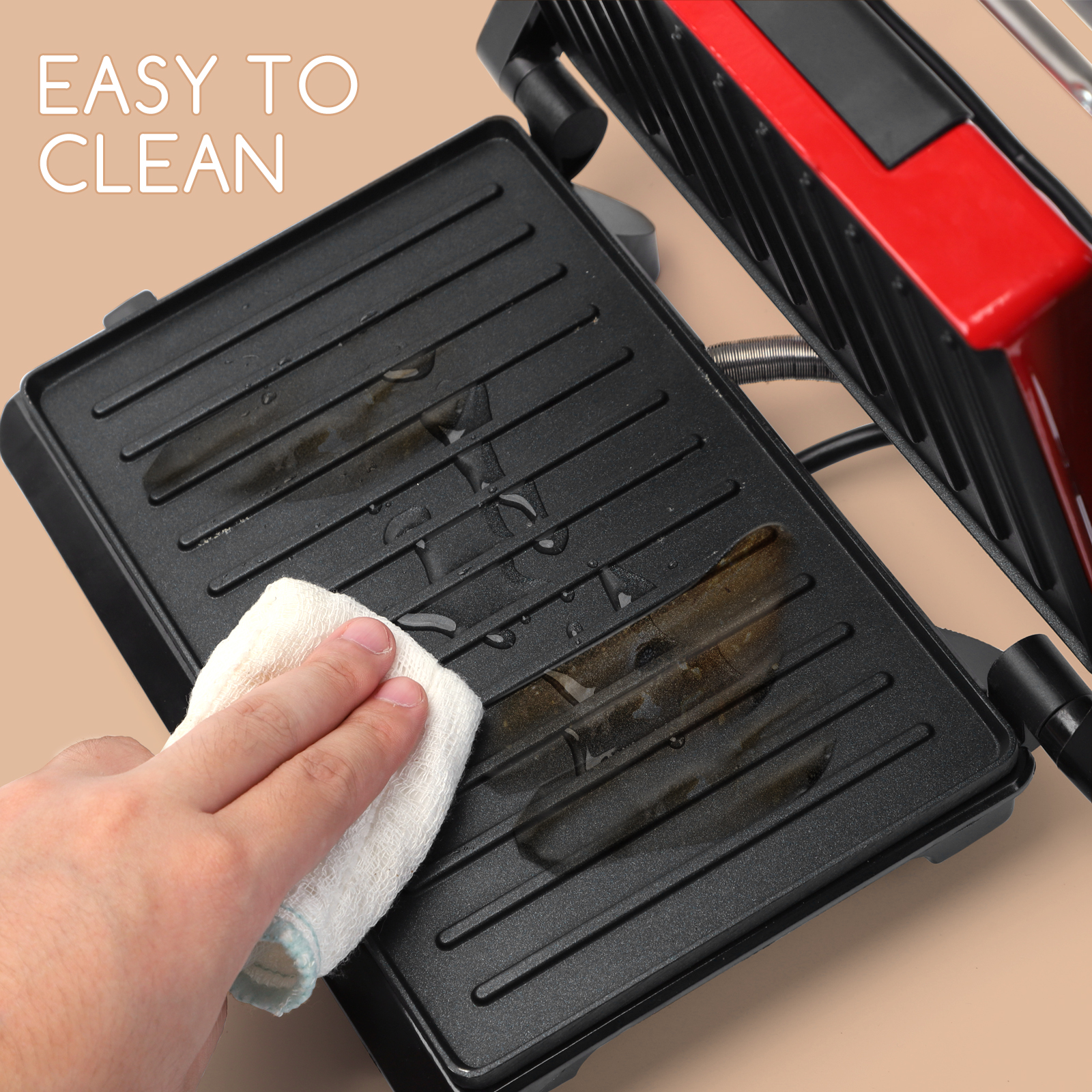 Hand wischt eine Grillplatte mit einem Tuch ab. Die Grillplatte ist schwarz und nass. Das Wort 'EASY TO CLEAN' steht oben.
