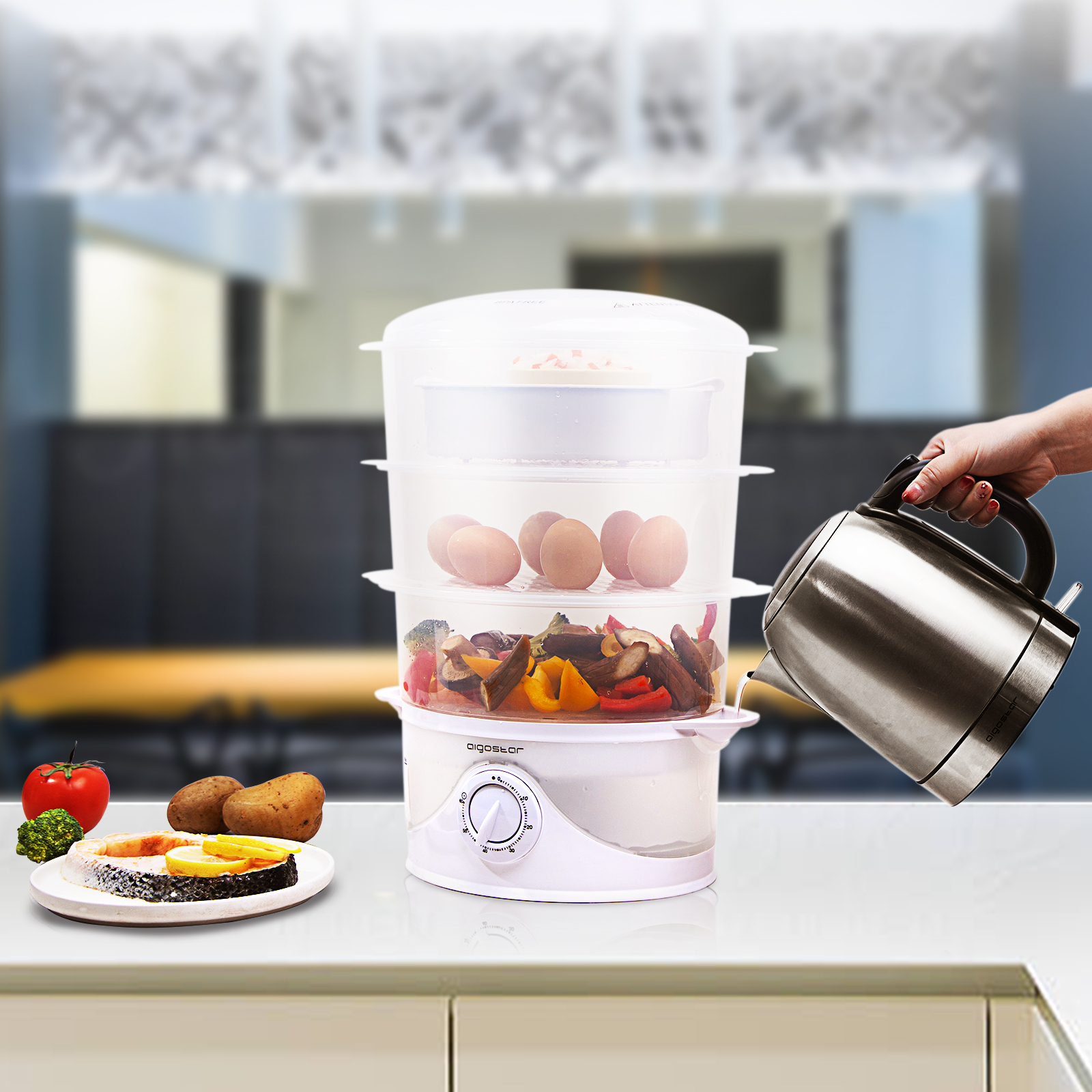 Una vaporiera con cibo, uova e un bollitore che versa acqua.