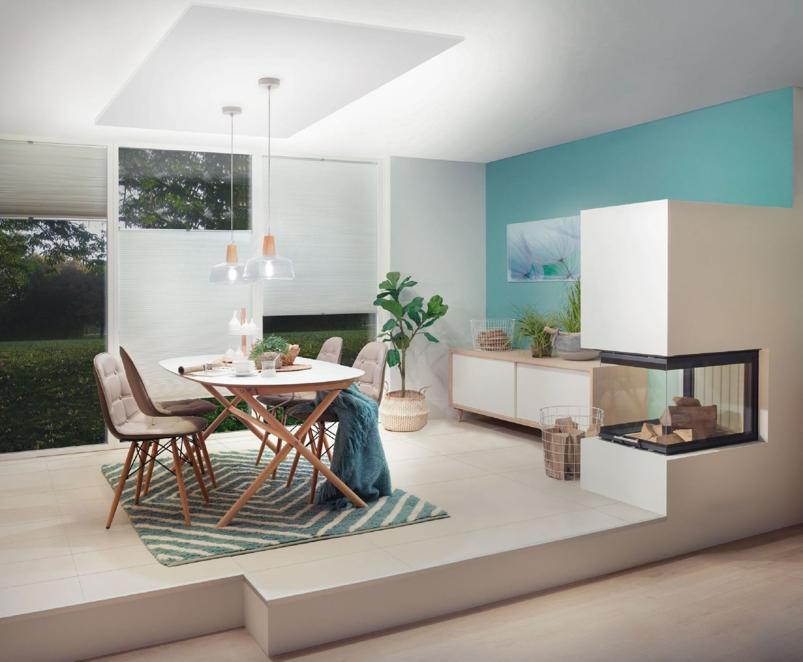 Wohnzimmer mit Esstisch, Kamin und türkisfarbener Akzentwand.