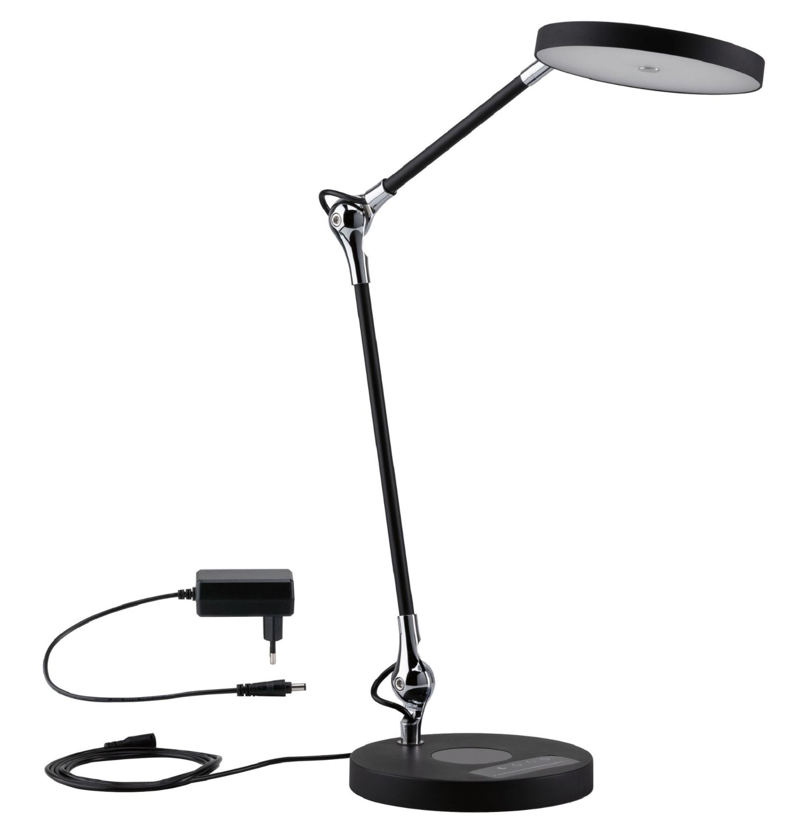 Eine schwarz-silberne Schreibtischlampe mit einem schwarzen Netzkabel und einem schwarzen Netzteil, auf weißer Oberfläche.