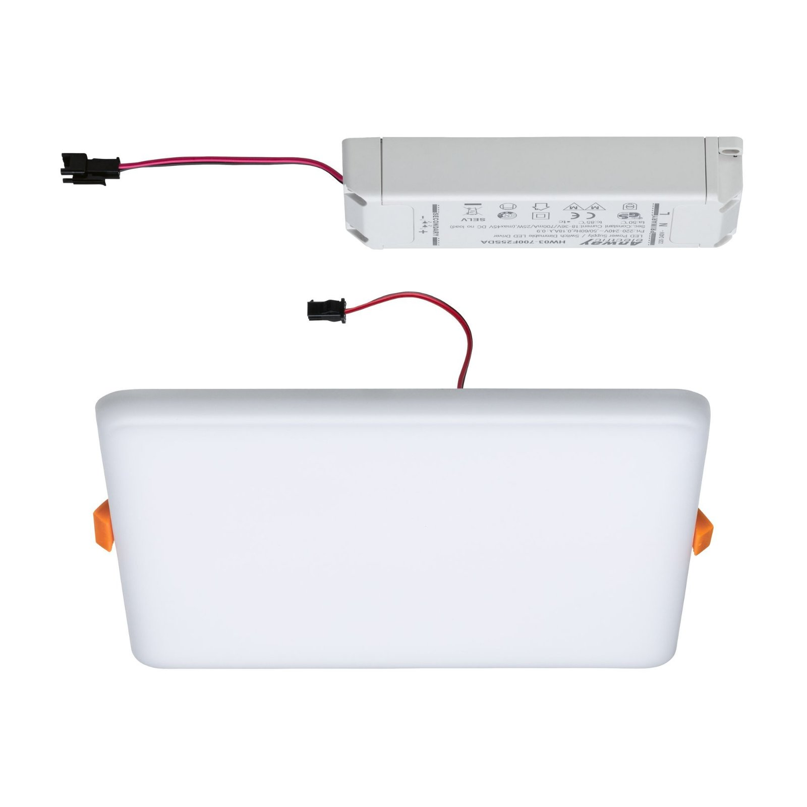 Apparecchio di illuminazione quadrato bianco e un alimentatore. I fili collegano i due. Sfondo bianco.