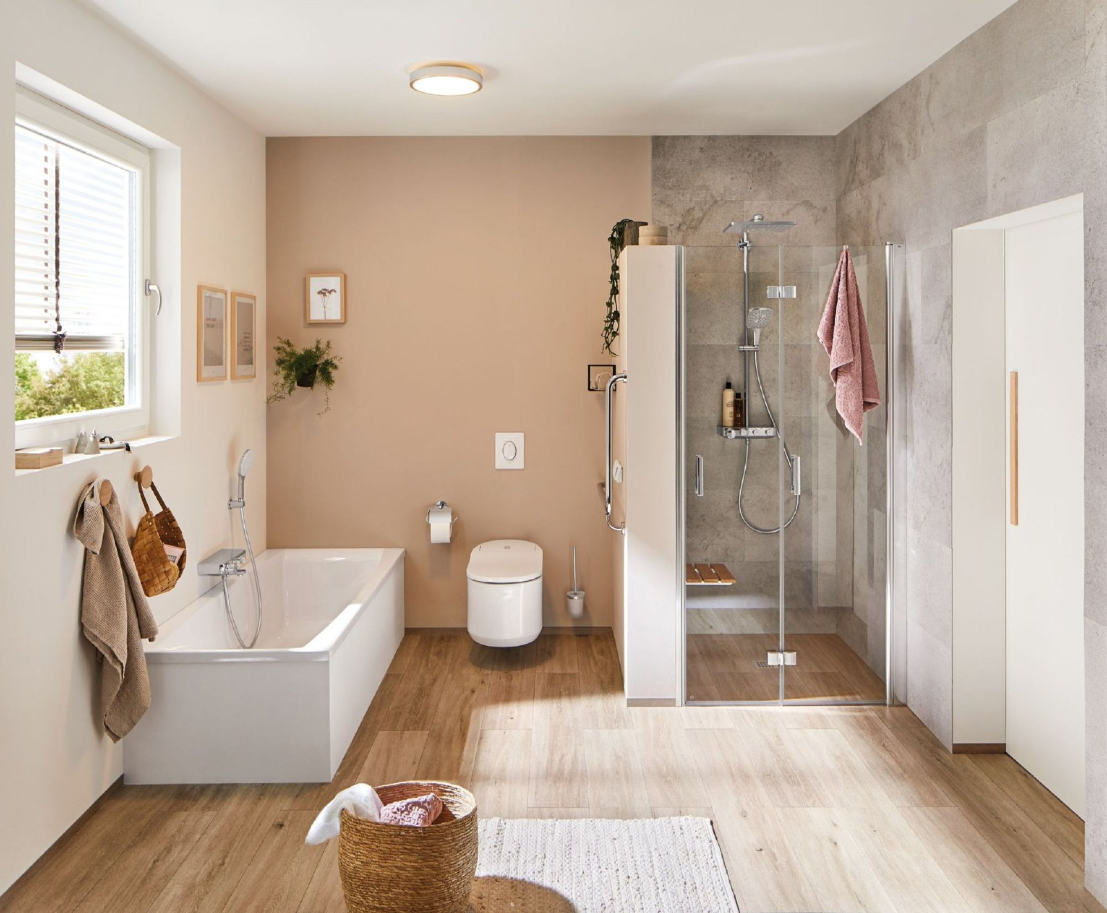 Une salle de bain avec baignoire, toilettes, douche et fenêtre.