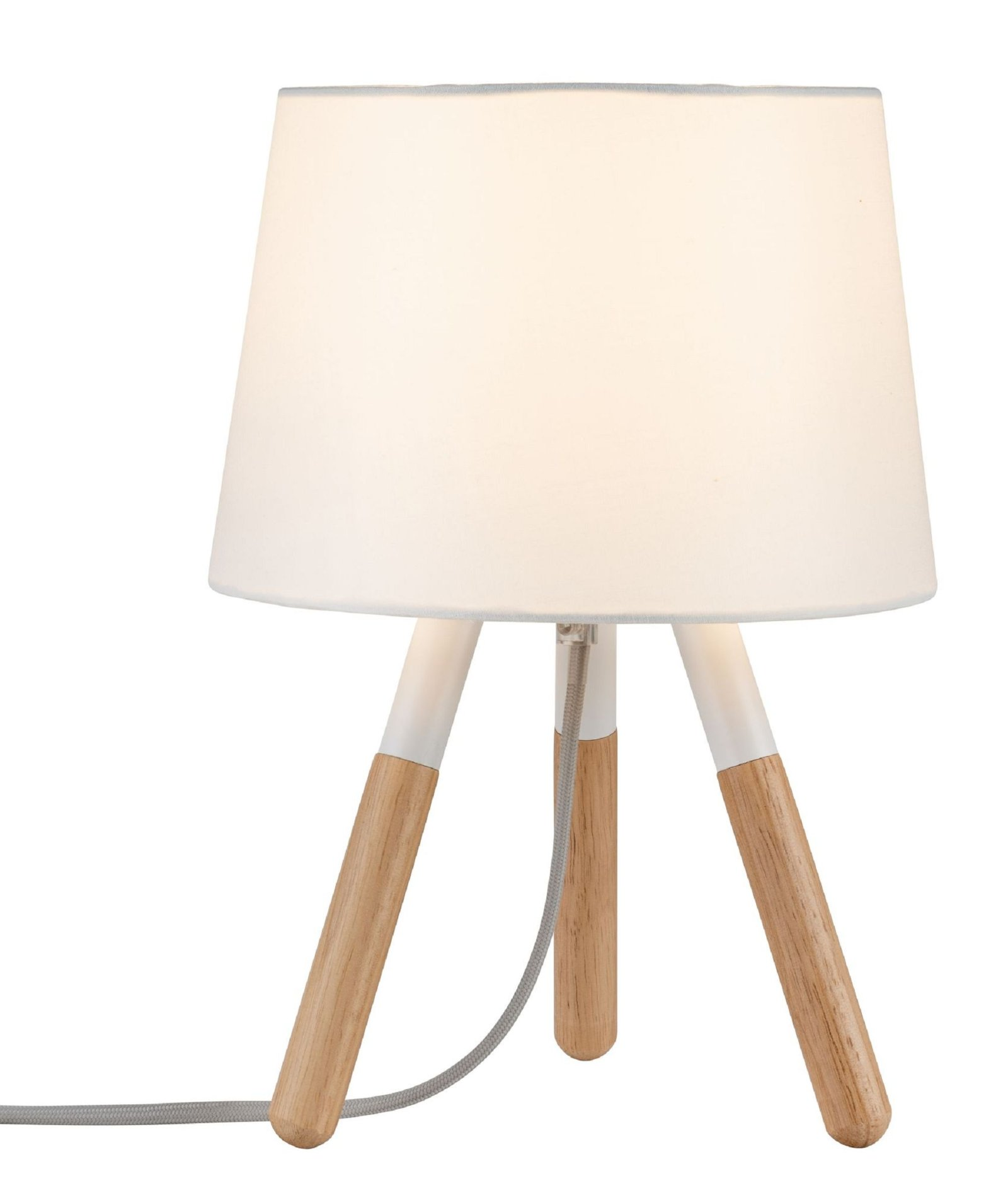 Mała biała lampa stołowa z drewnianymi nogami i białym abażurem, na białym tle.