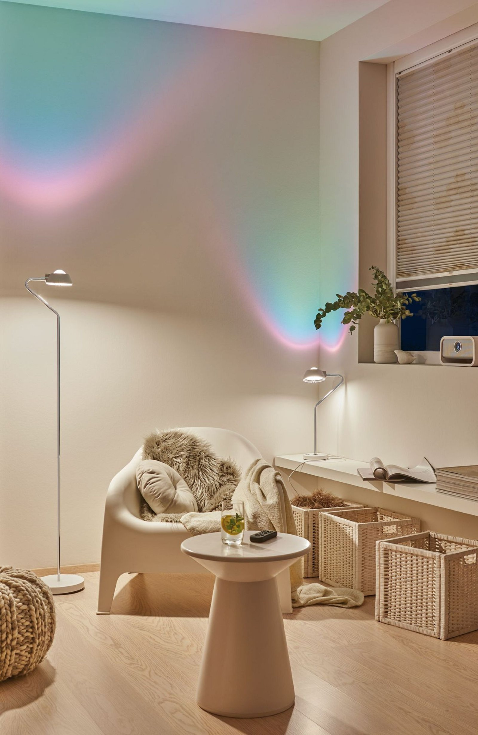 Wnętrze z krzesłem, stołem, lampami i tęczowym światłem na ścianie.