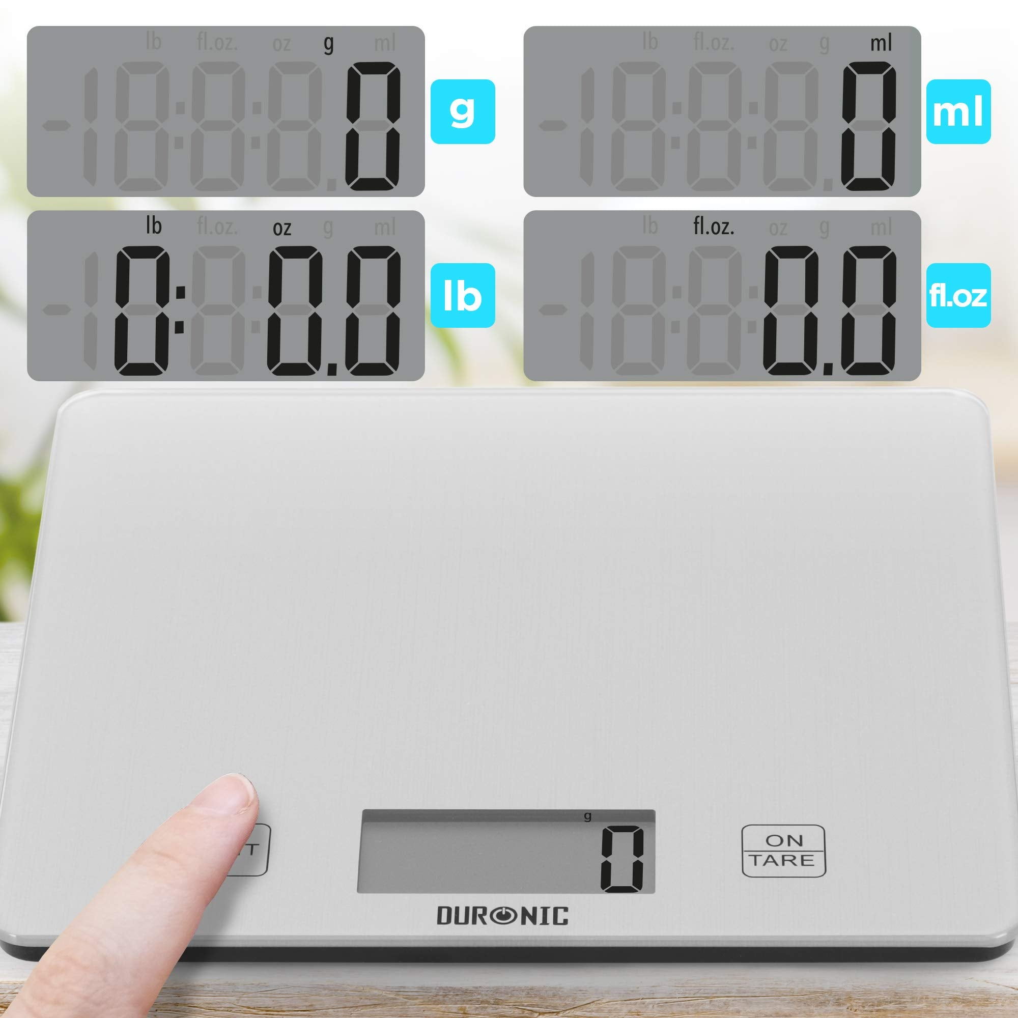 Báscula de cocina digital. Muestra peso, gramos y onzas líquidas. Un dedo presiona el botón de encendido.