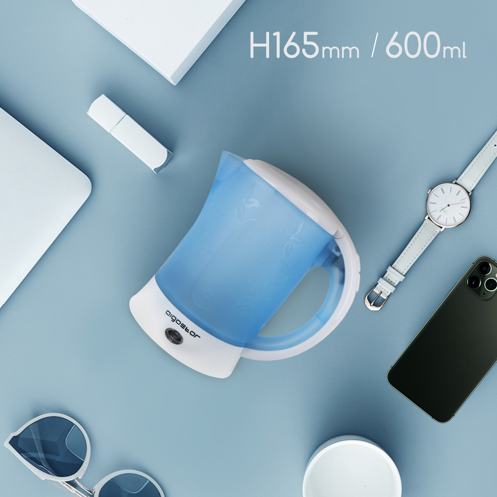 Blau-weißer Reisekocher, Telefon, Uhr, Sonnenbrille und Laptop.