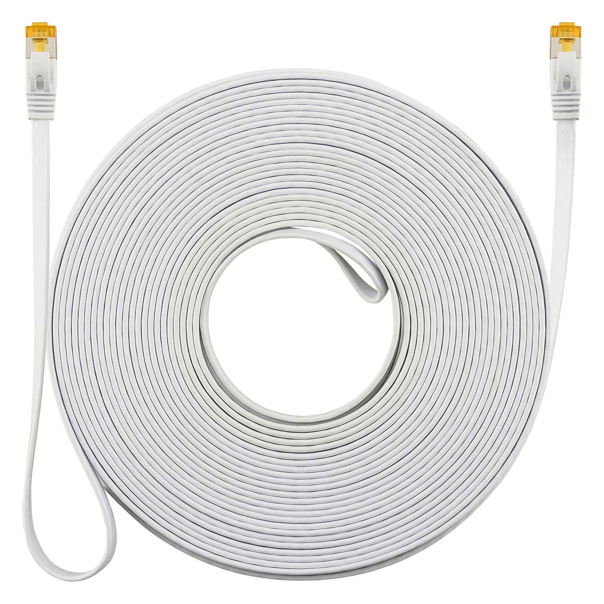 Aufgerolltes weißes Ethernet-Kabel mit gelben Steckern vor weißem Hintergrund.