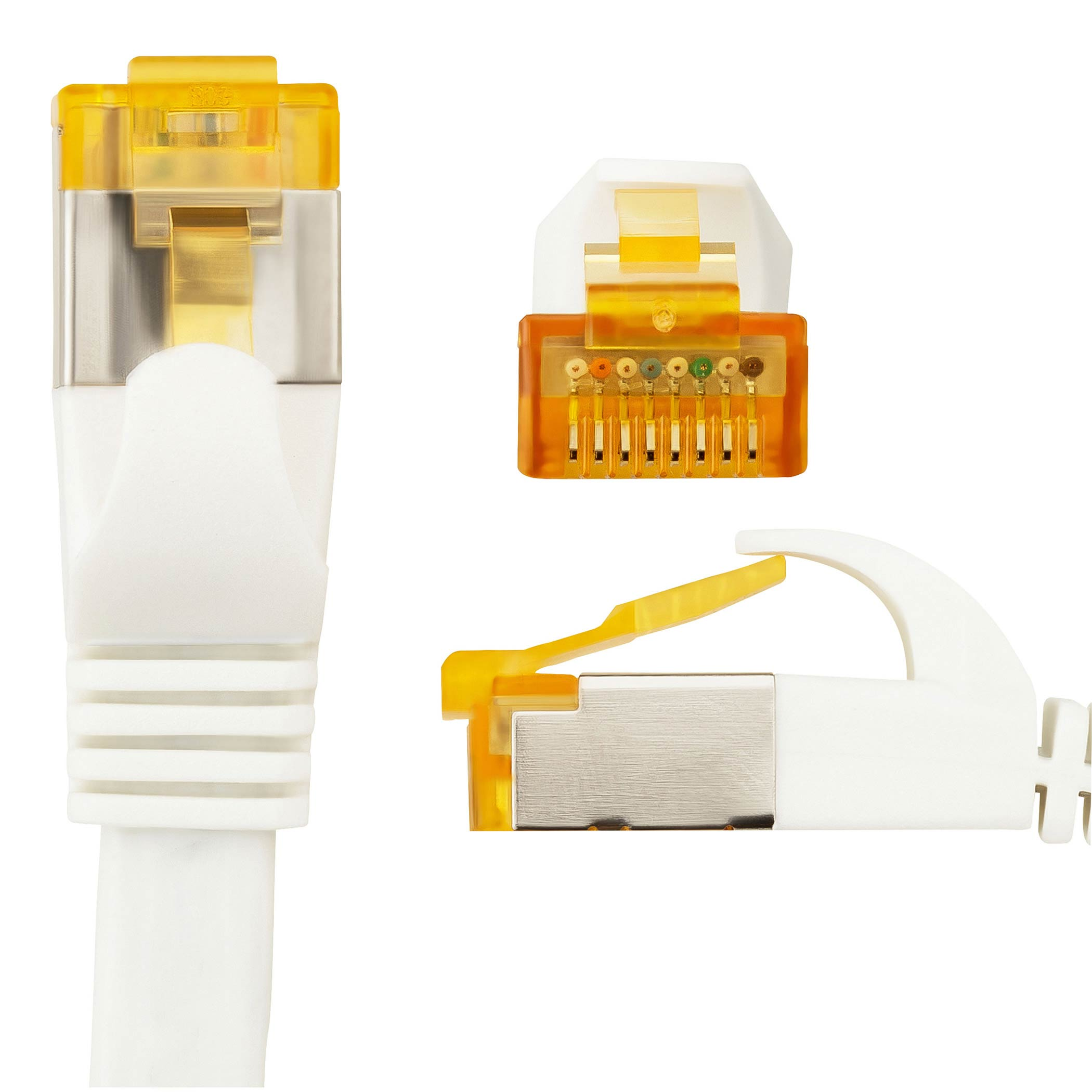 Nahaufnahme eines Netzwerkkabels und seiner Stecker, weißes Kabel, gelbe Stecker.