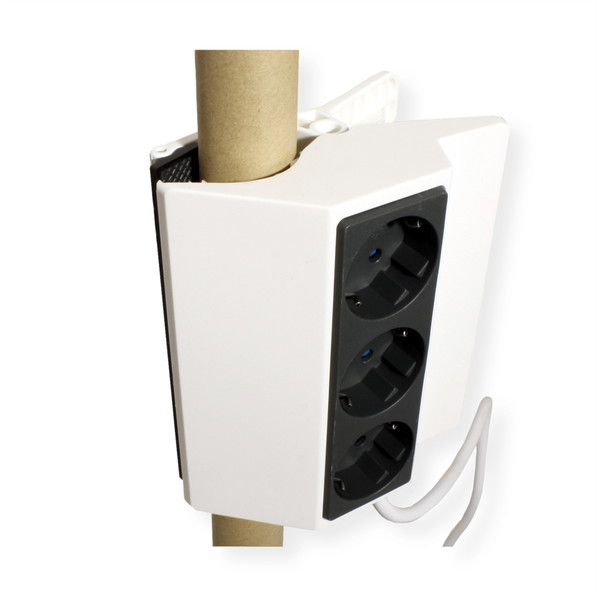 Białe gniazdo elektryczne z trzema gniazdami, zamontowane na brązowej tekturowej rurze.