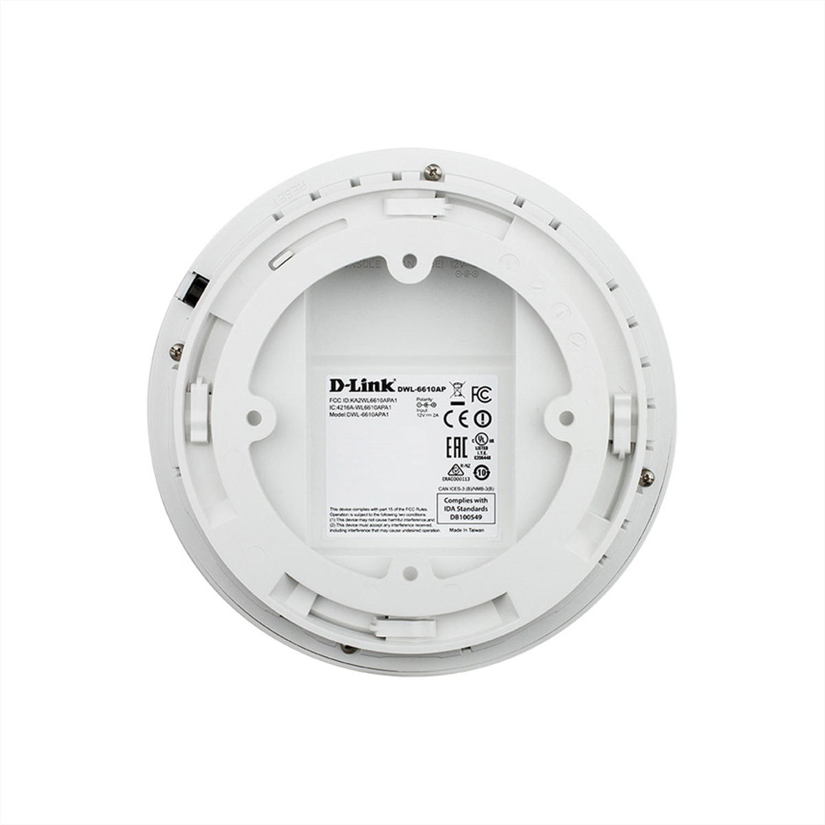 Dispositivo D-Link bianco, con viti ed etichette, visto dal basso.
