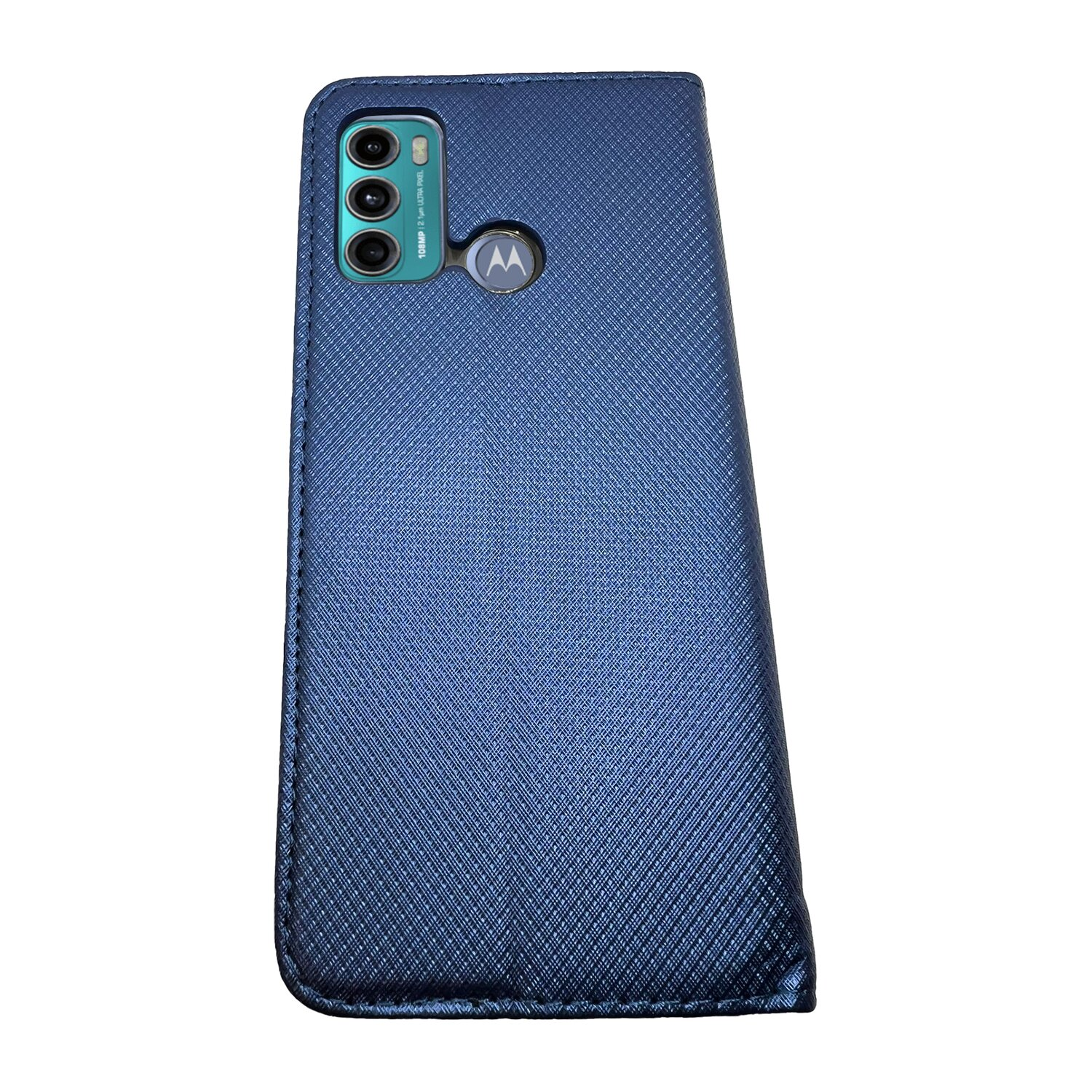 Eine blaue Handyhülle. Das Telefon hat drei Kameras und das Motorola-Logo.