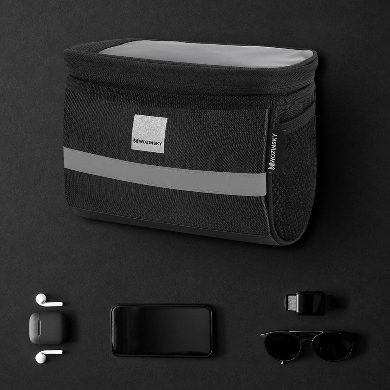 Schwarze Fahrradtasche mit reflektierendem Streifen, mit Zubehör wie Ohrhörern, Telefon, Uhr und Sonnenbrille.