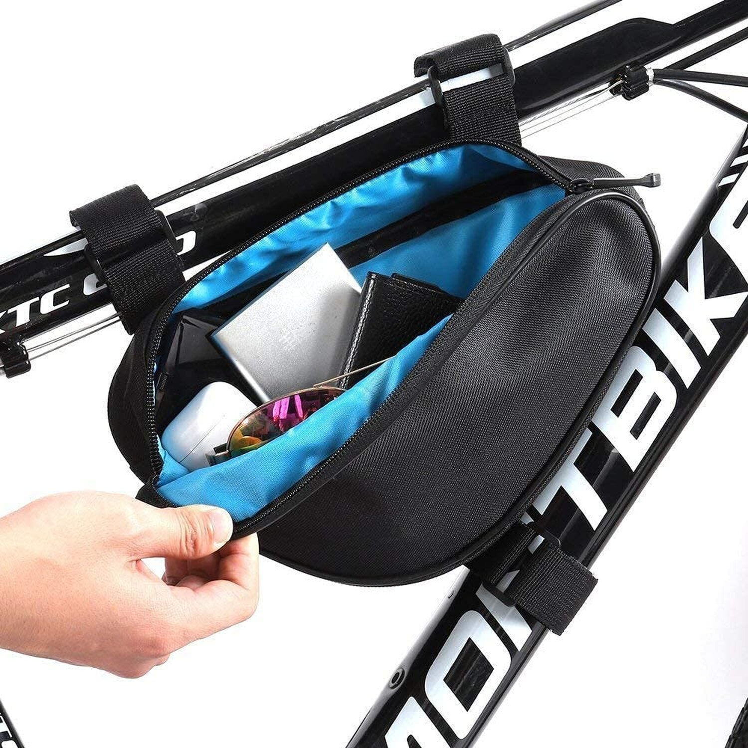 Schwarze Fahrradtasche am Rahmen, offen, Inhalt sichtbar.