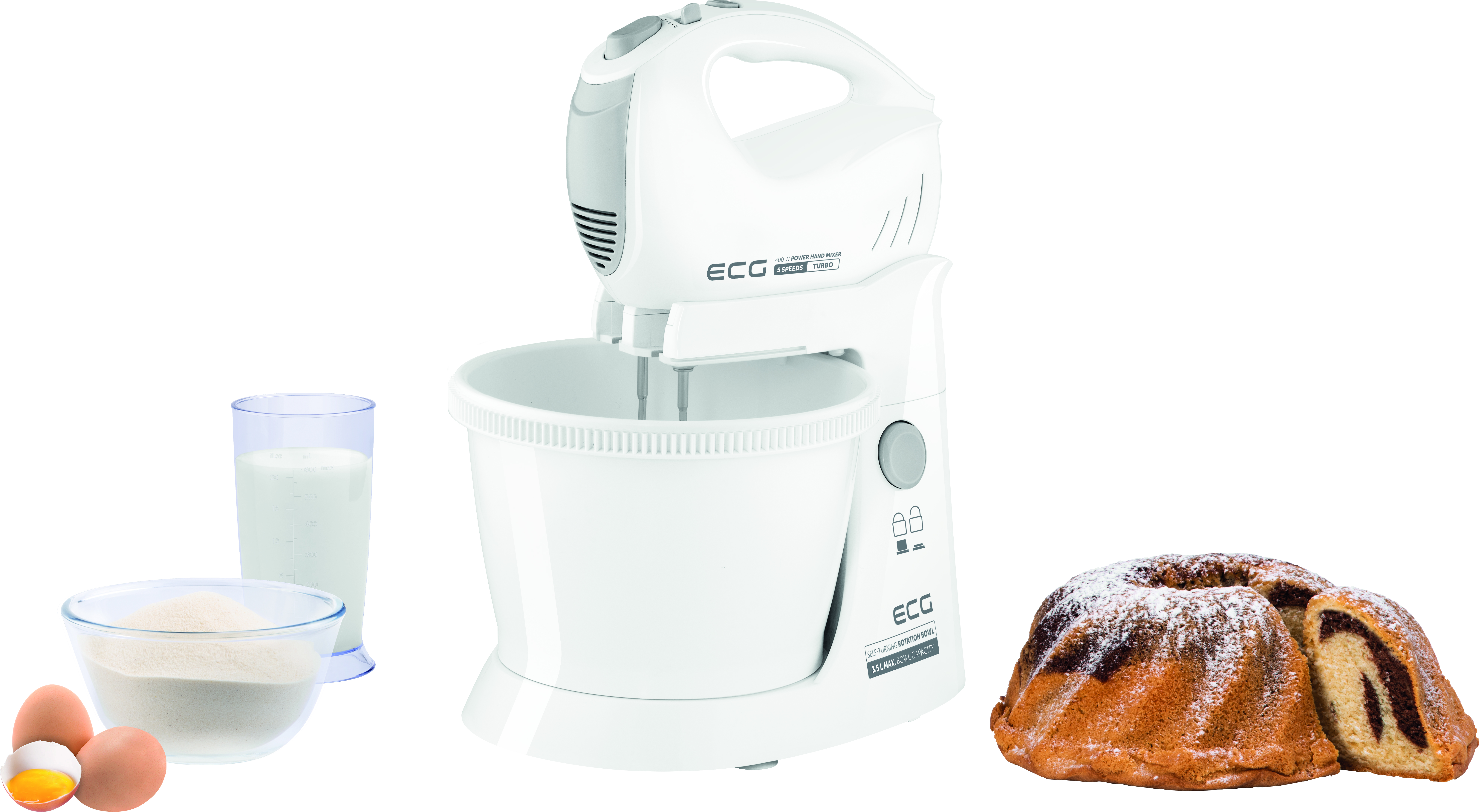 Un mixer da cucina bianco con ingredienti e torta cotta su una superficie bianca.