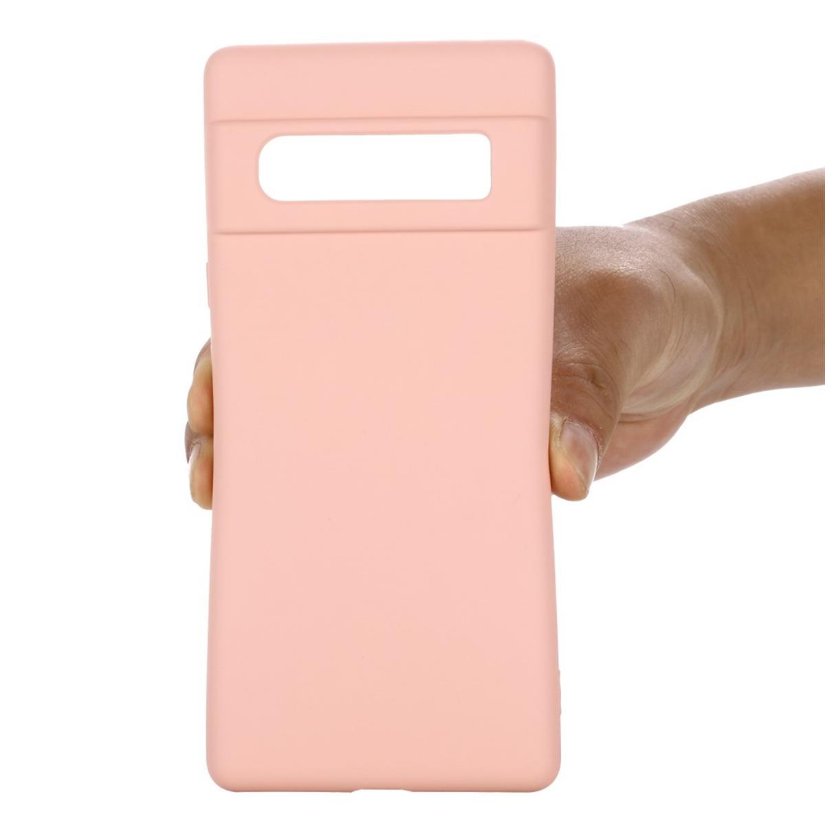 Eine Hand hält eine rosa Handyhülle, rechteckige Form, mit einem Ausschnitt für die Kamera.