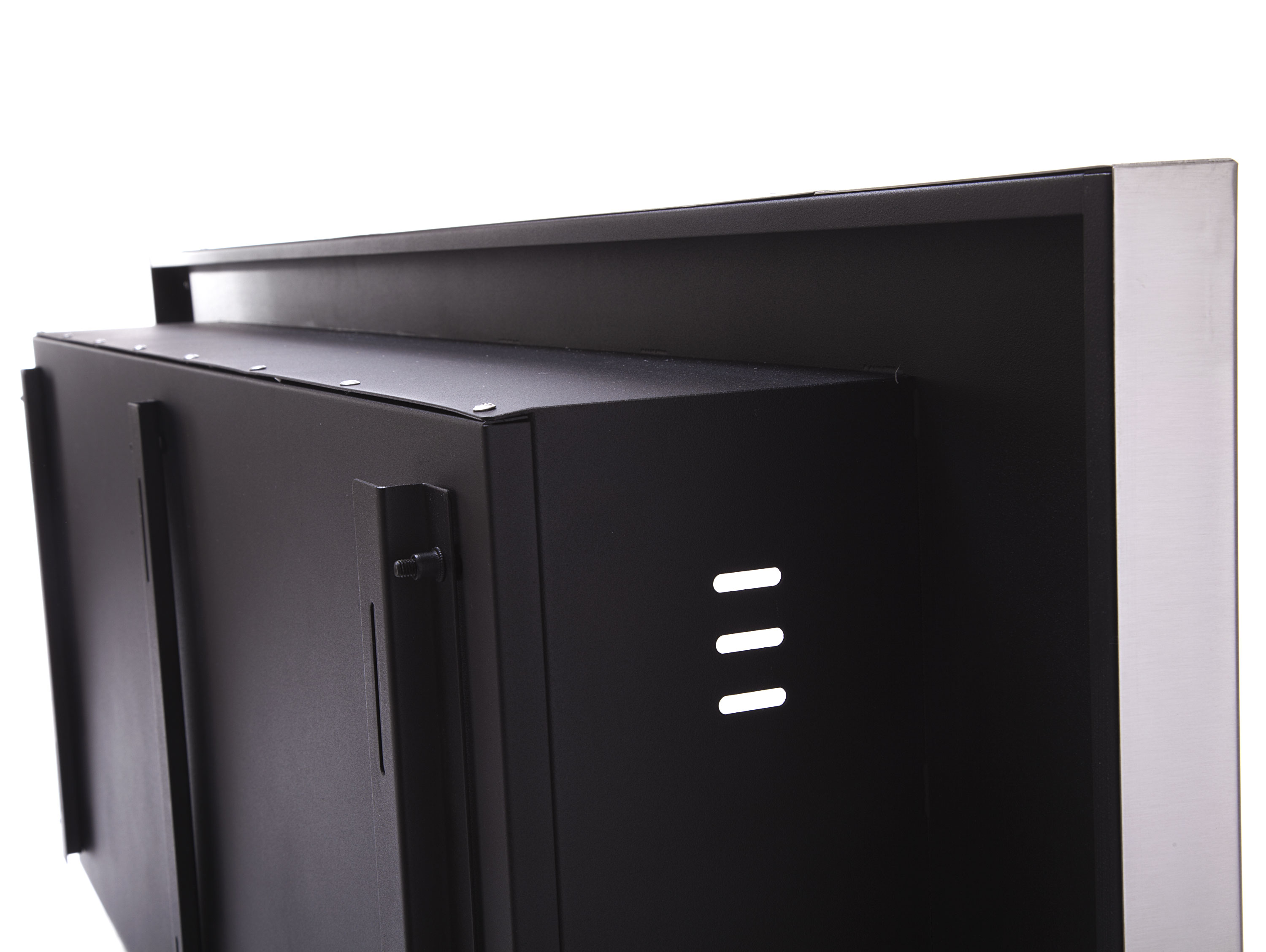 Rückseite eines schwarzen Monitors mit Lüftungsschlitzen und Halterungen.