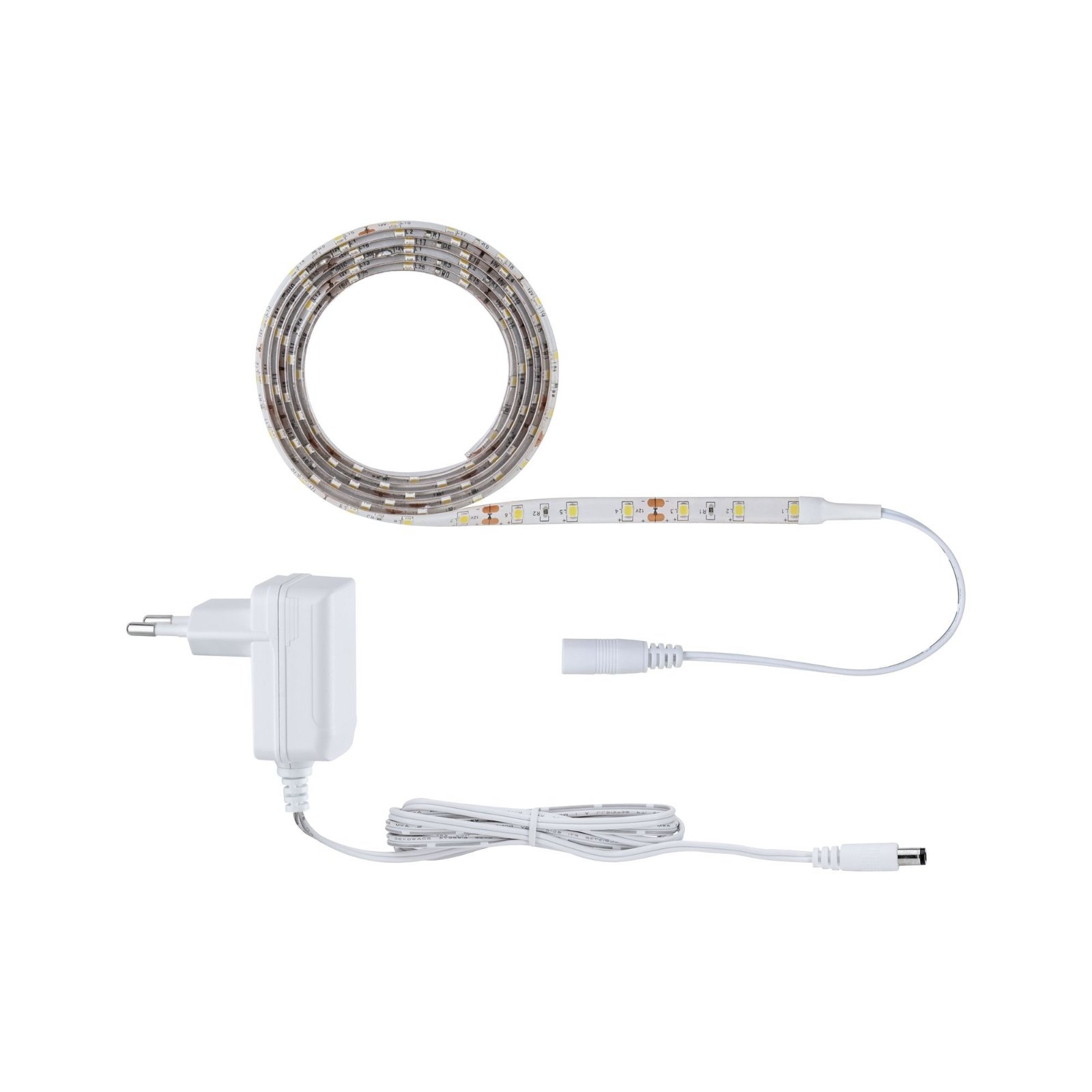 Weißer LED-Streifen mit Netzteil und Stecker, alles auf weißem Hintergrund.