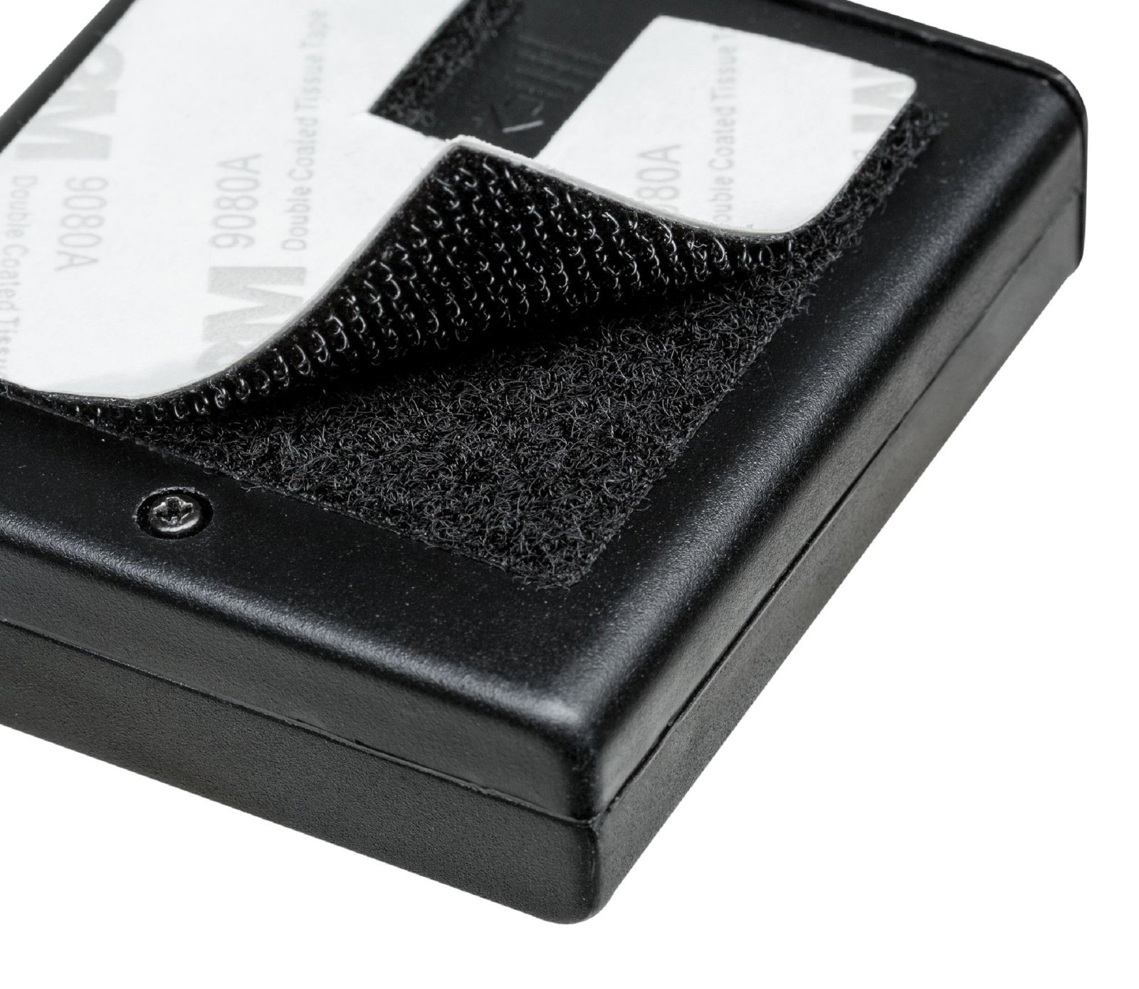 Vergleich von drei Telefonen. Ein graues Telefon mit einem roten X, ein blaues Telefon mit einem roten X und ein graues Telefon mit einem grünen Häkchen.