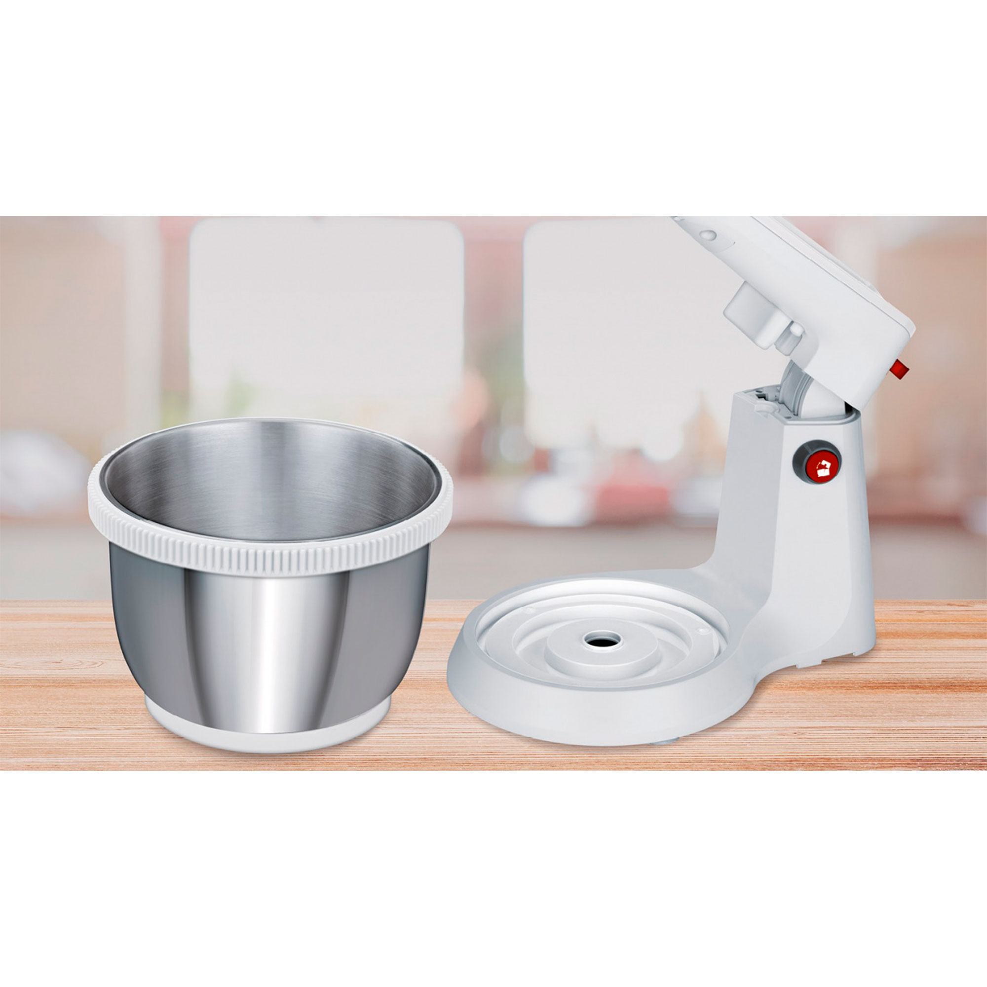 Mikser stojący z misą na drewnianej powierzchni, widok z boku.