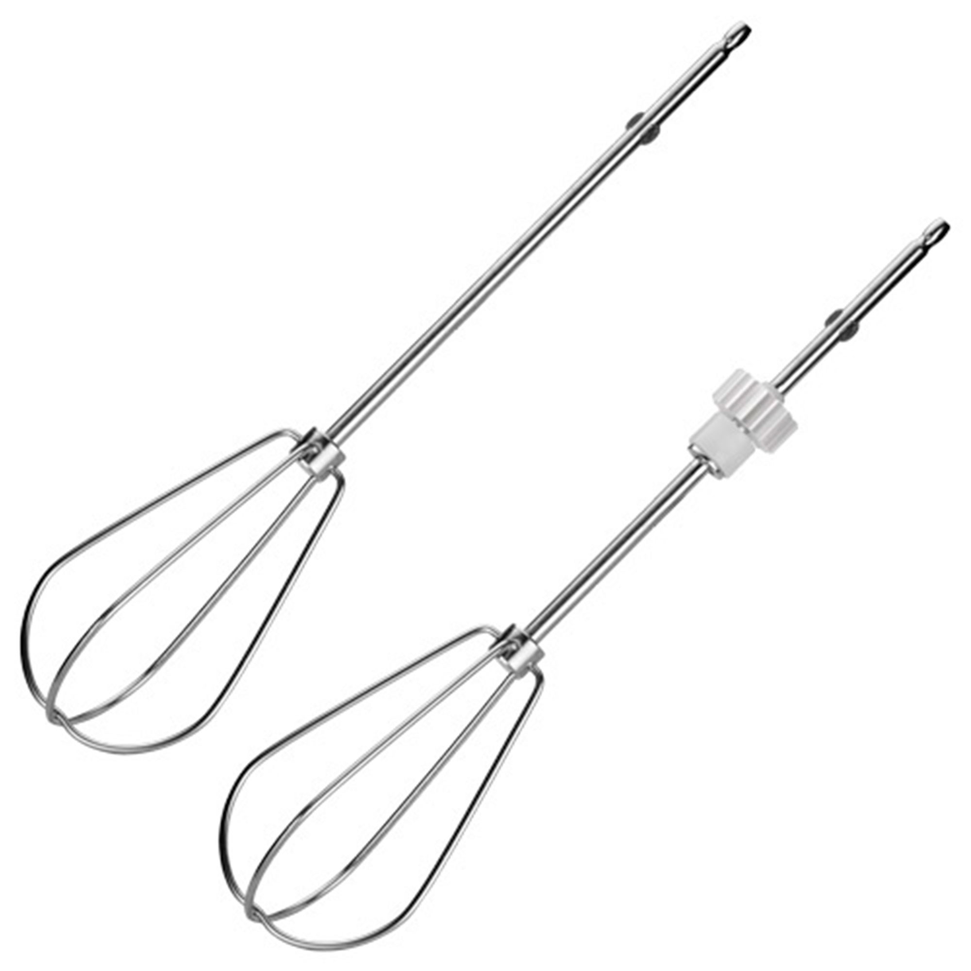 Dwa srebrne końcówki do ubijania do miksera ręcznego, ułożone po przekątnej na białym tle.