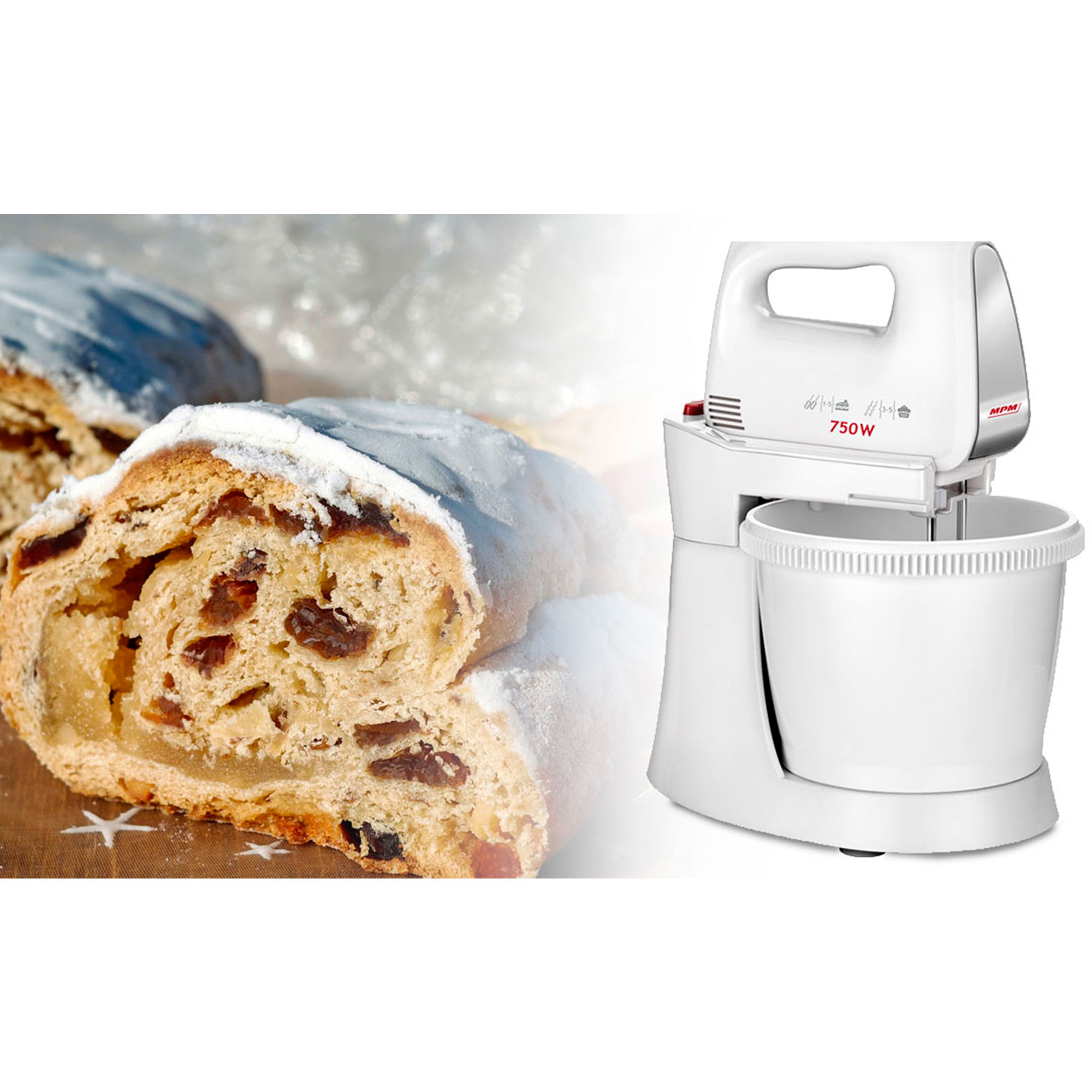 Geschnittener Stollen neben einem weißen Mixer. Der Stollen hat Rosinen.