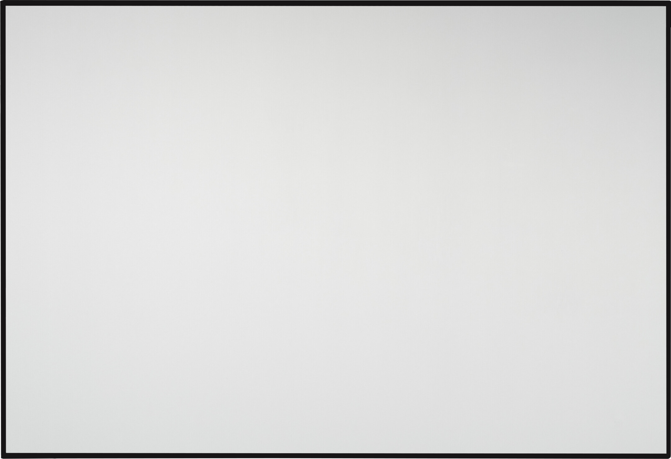 Weiße Projektorleinwand mit schwarzem Rahmen vor weißem Hintergrund.